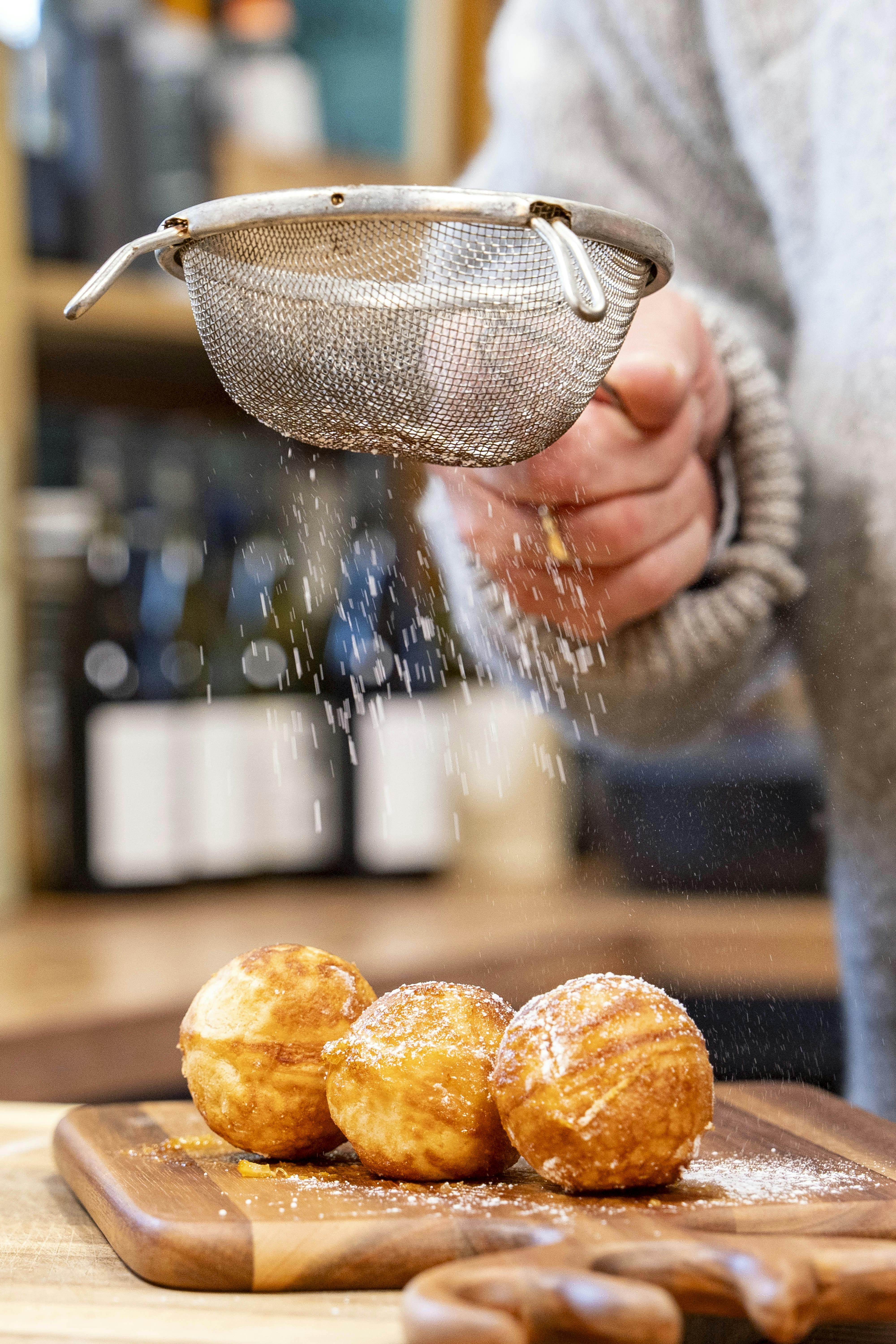 Claus Holm drysser flormelis over æbleskiver