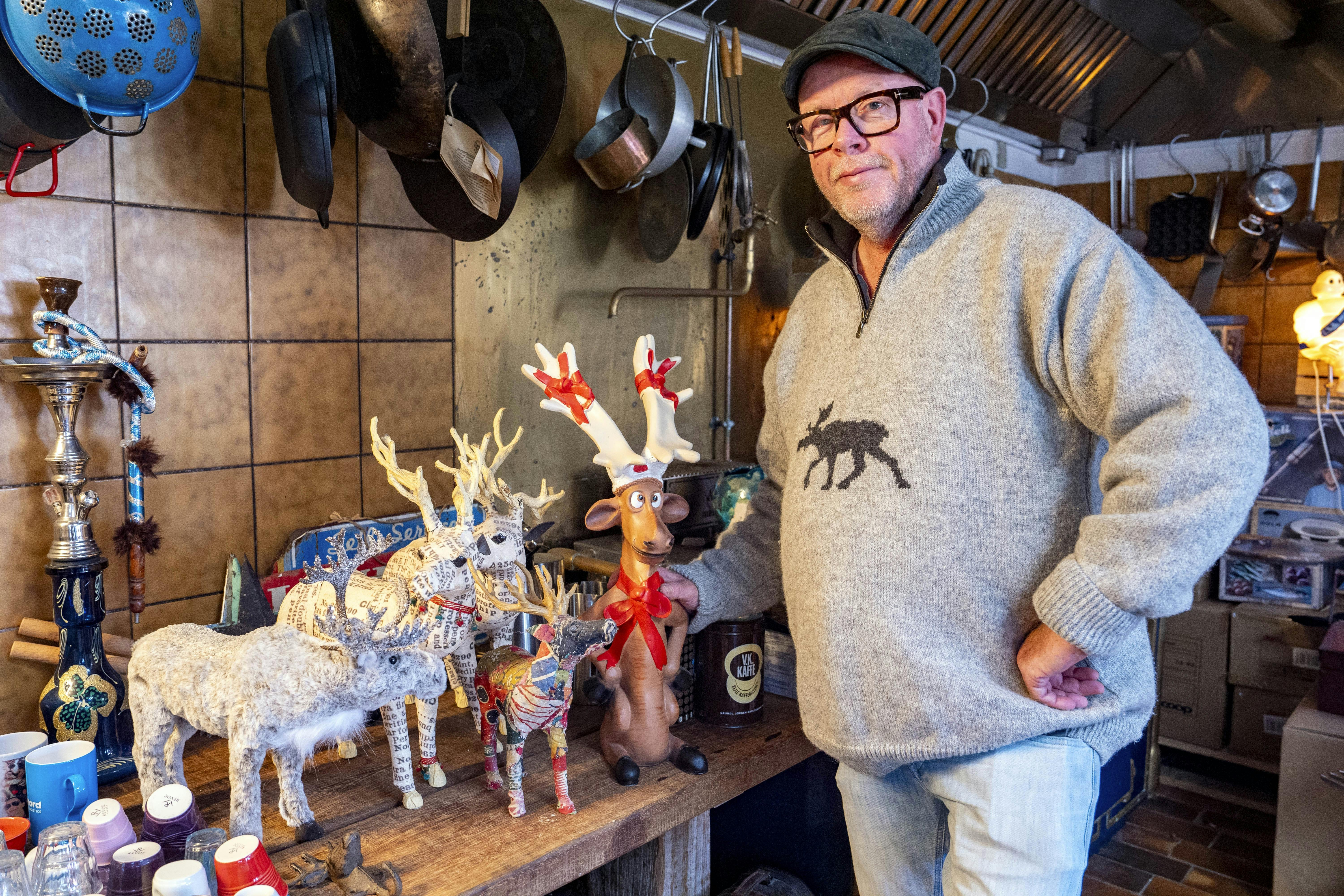 Claus Holm i sit køkken med julepynt