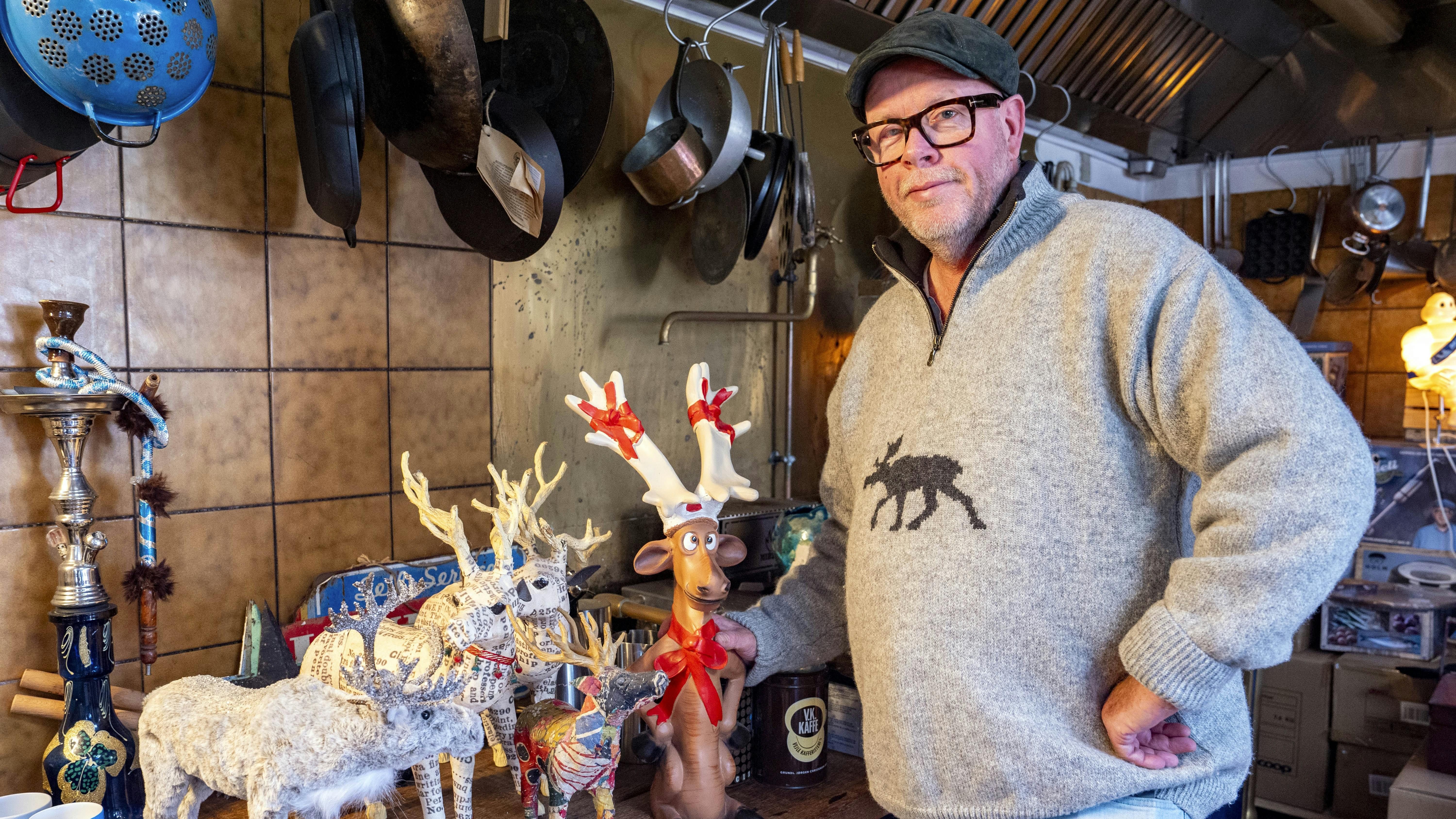 Claus Holm i sit køkken med julepynt