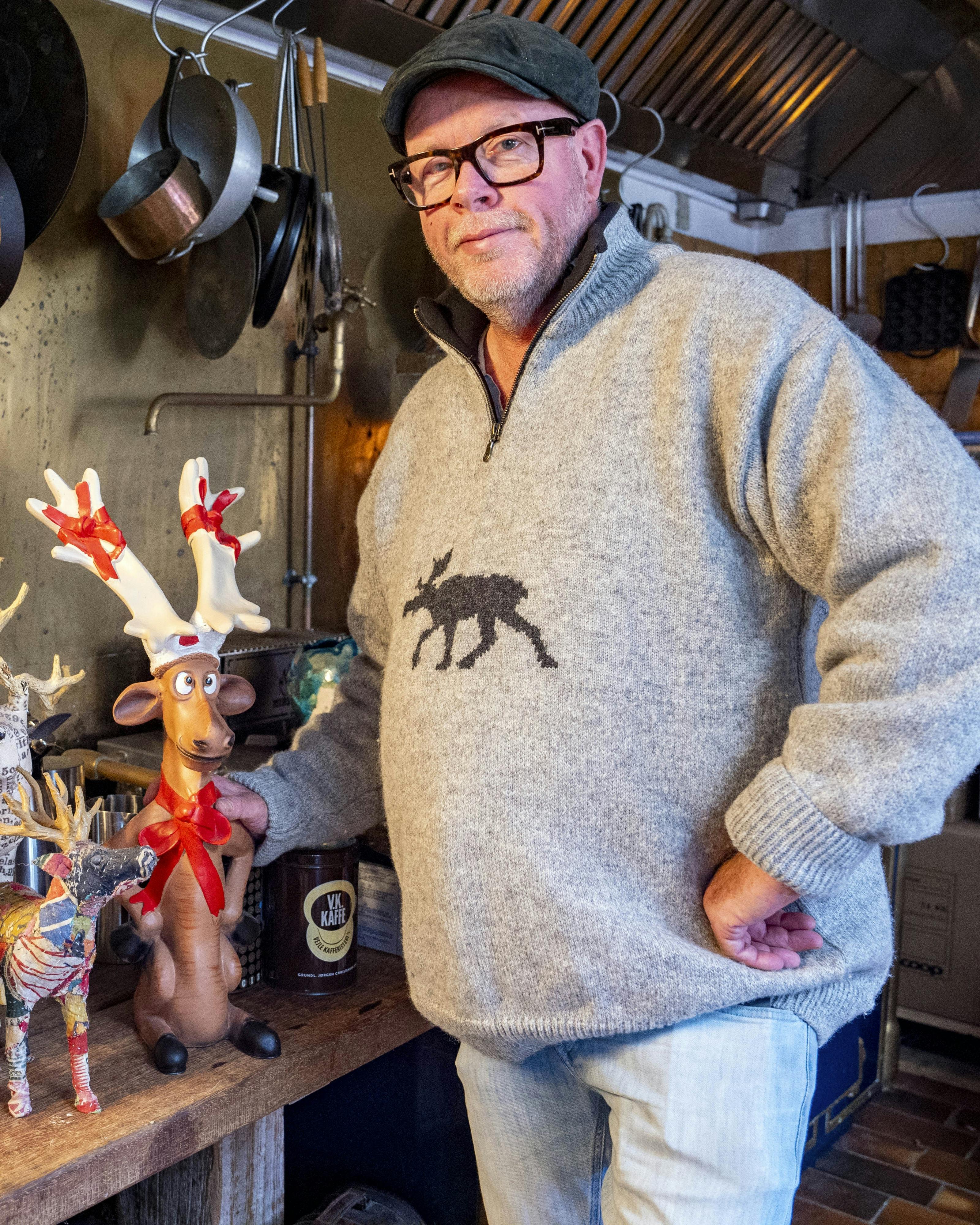 Claus Holm i sit køkken med julepynt