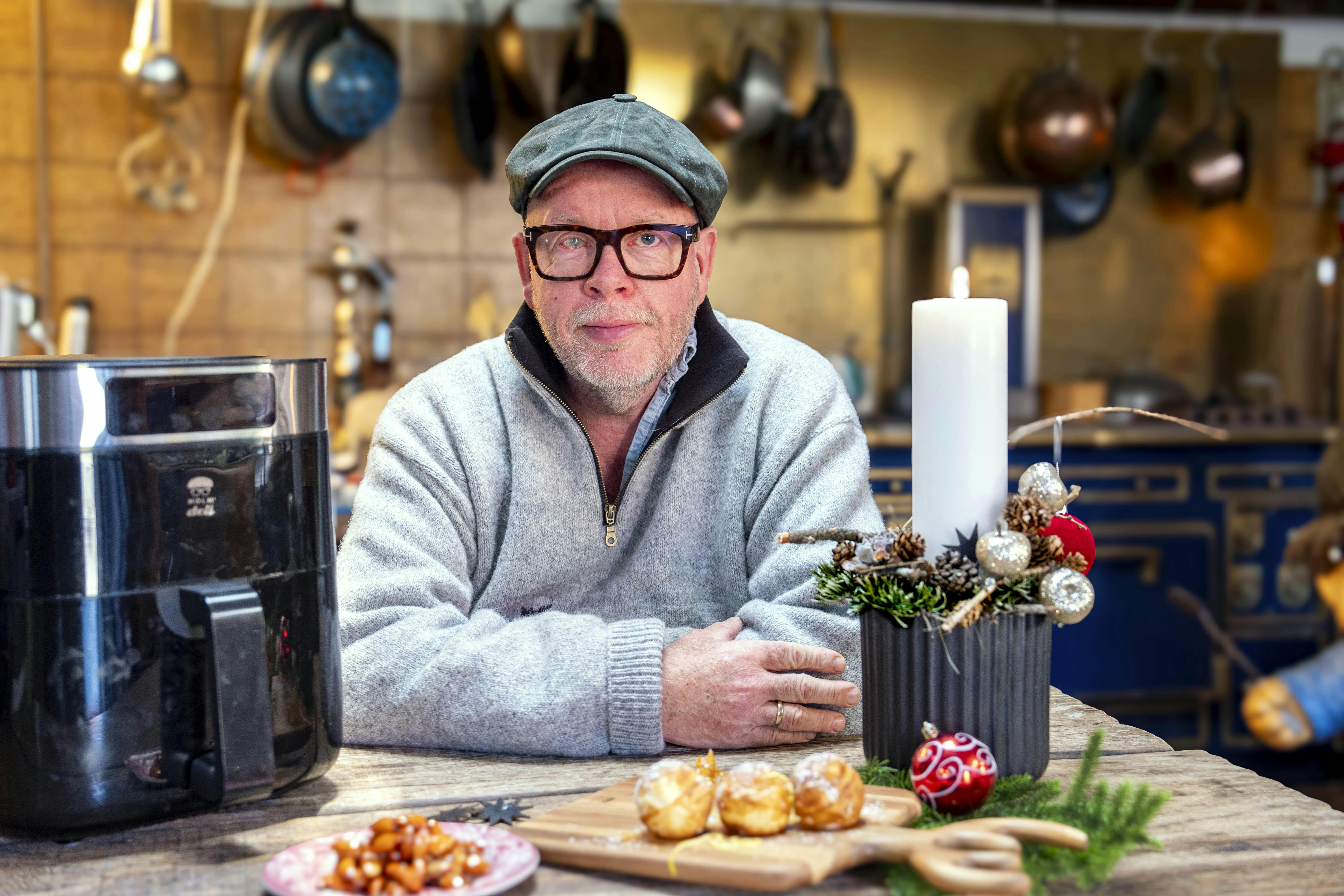 Claus Holm i sit køkken med en airfryer