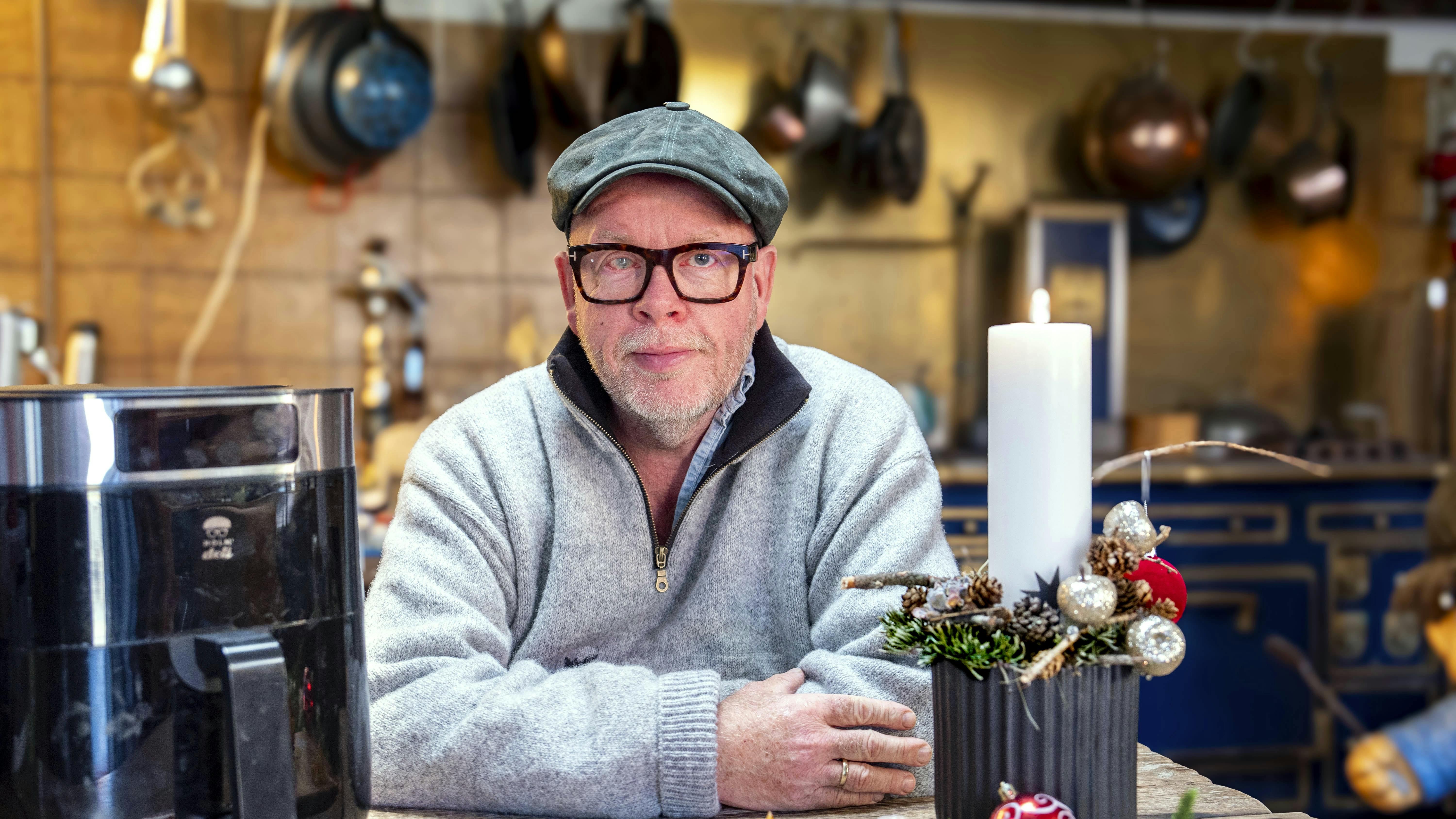 Claus Holm i sit køkken med en airfryer