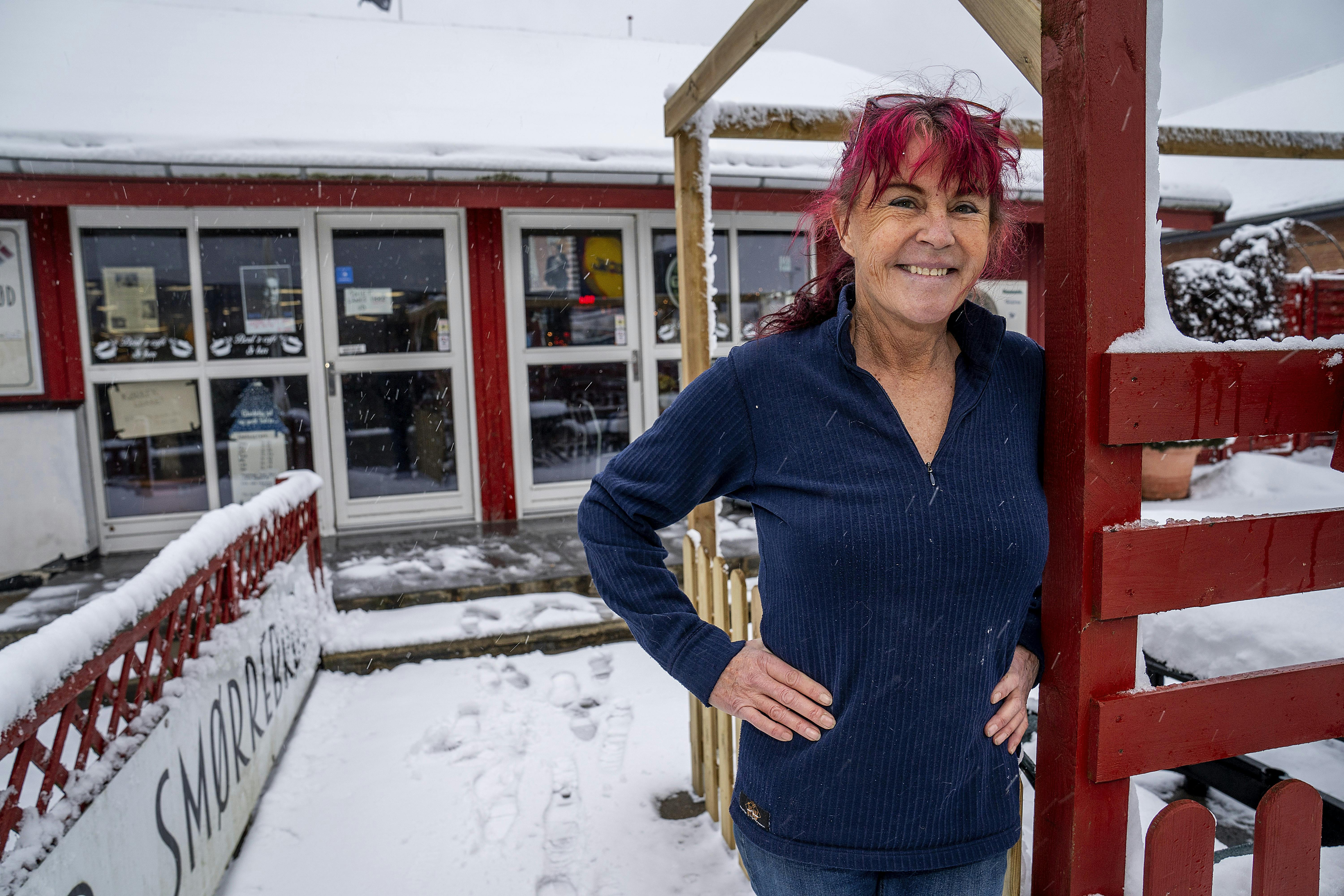 Berit der står ude foran hendes cafe. 