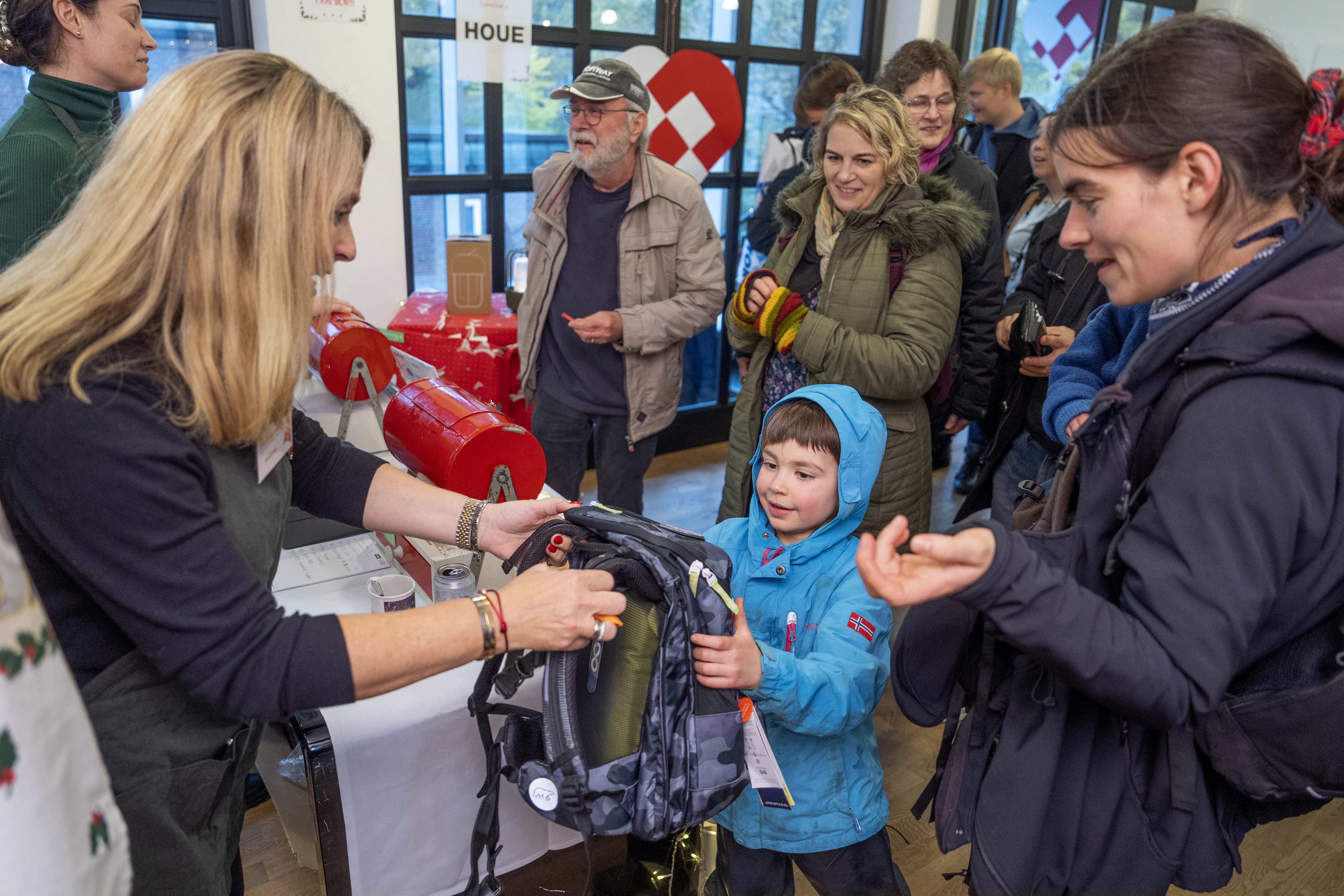 En heldig knægt har vundet en smart rygsæk i julemarkedets tombola.