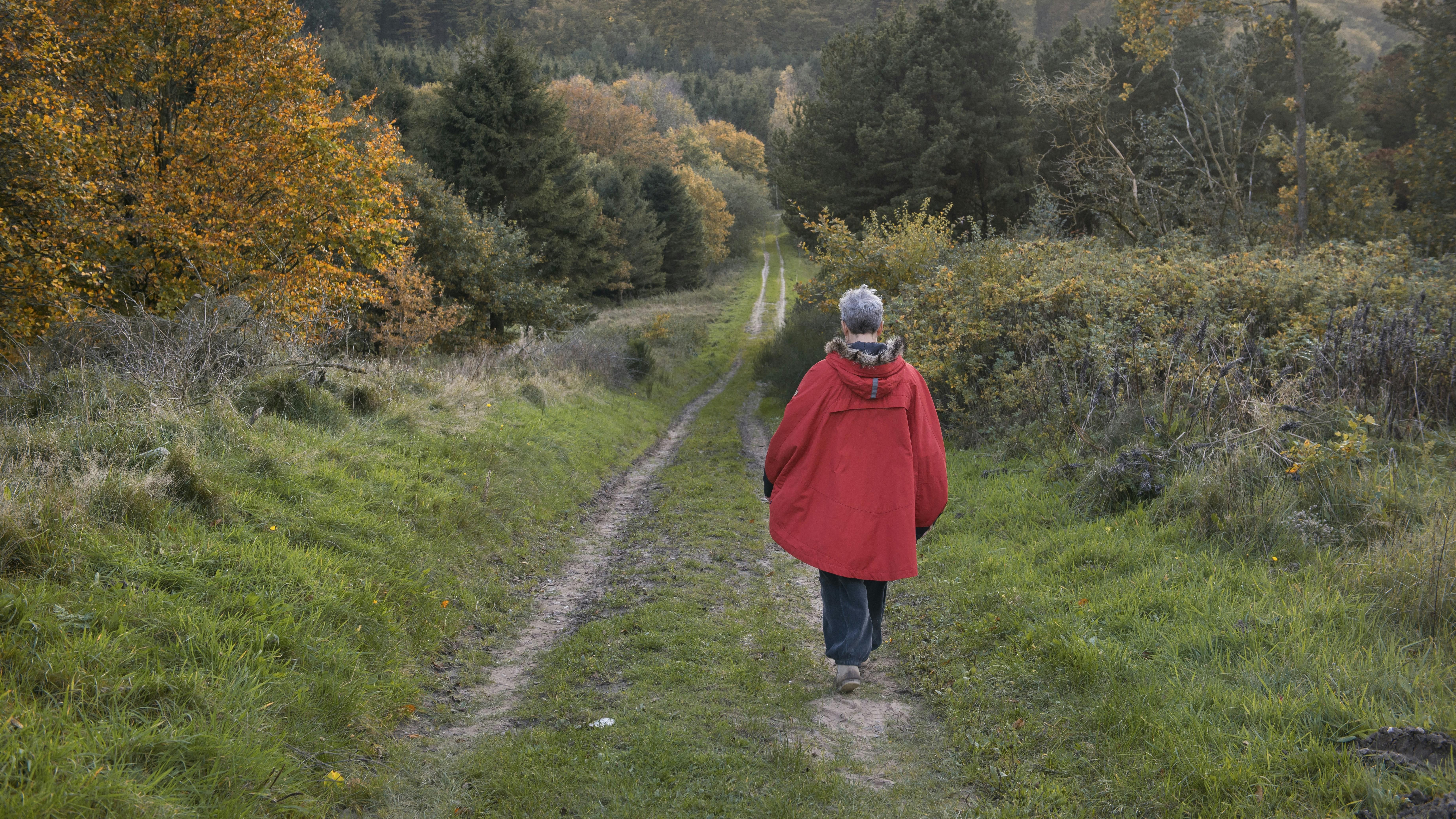 Dame går tur i naturen