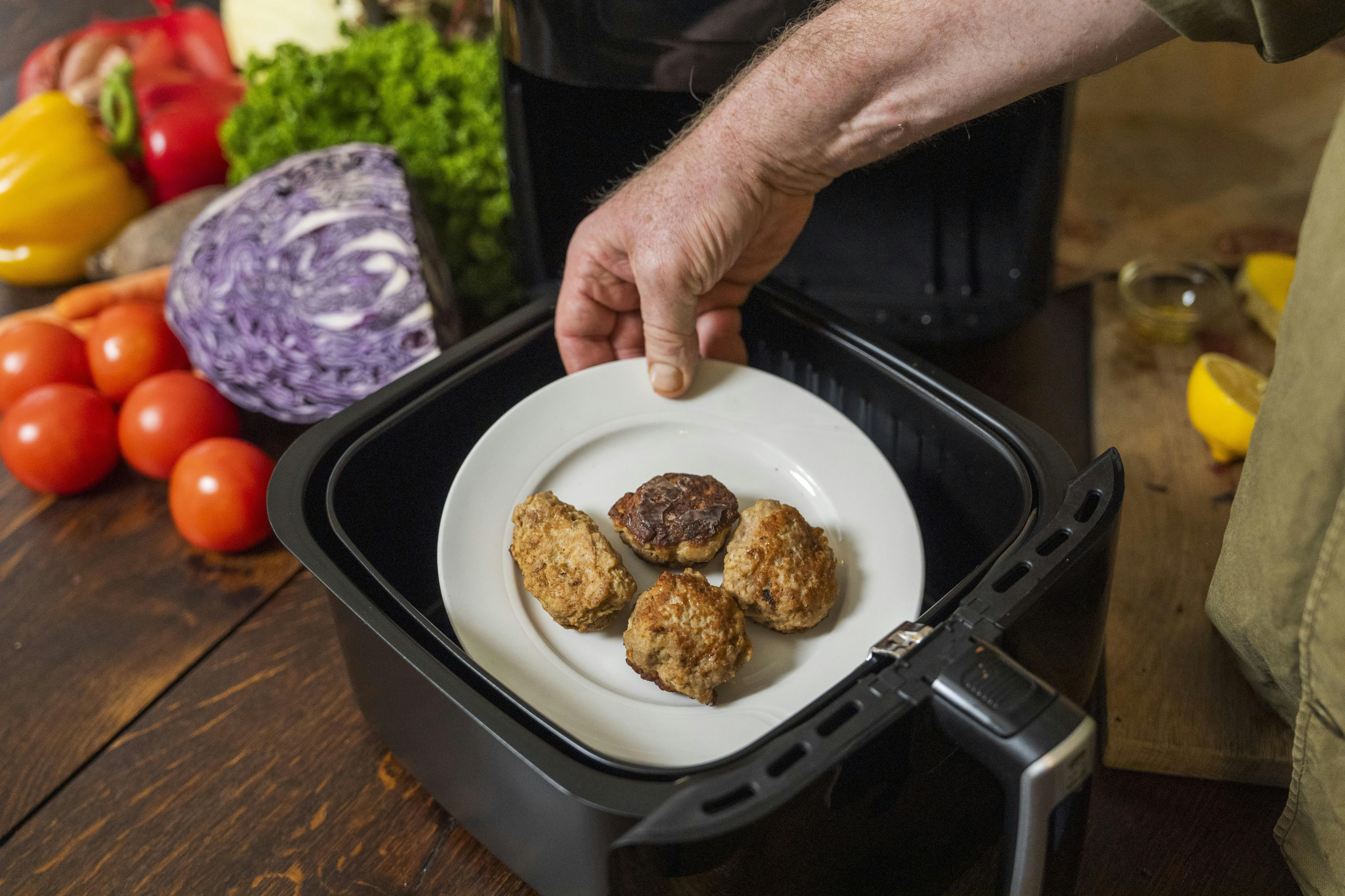 Tallerken med frikadeller sættes ned i airfryer