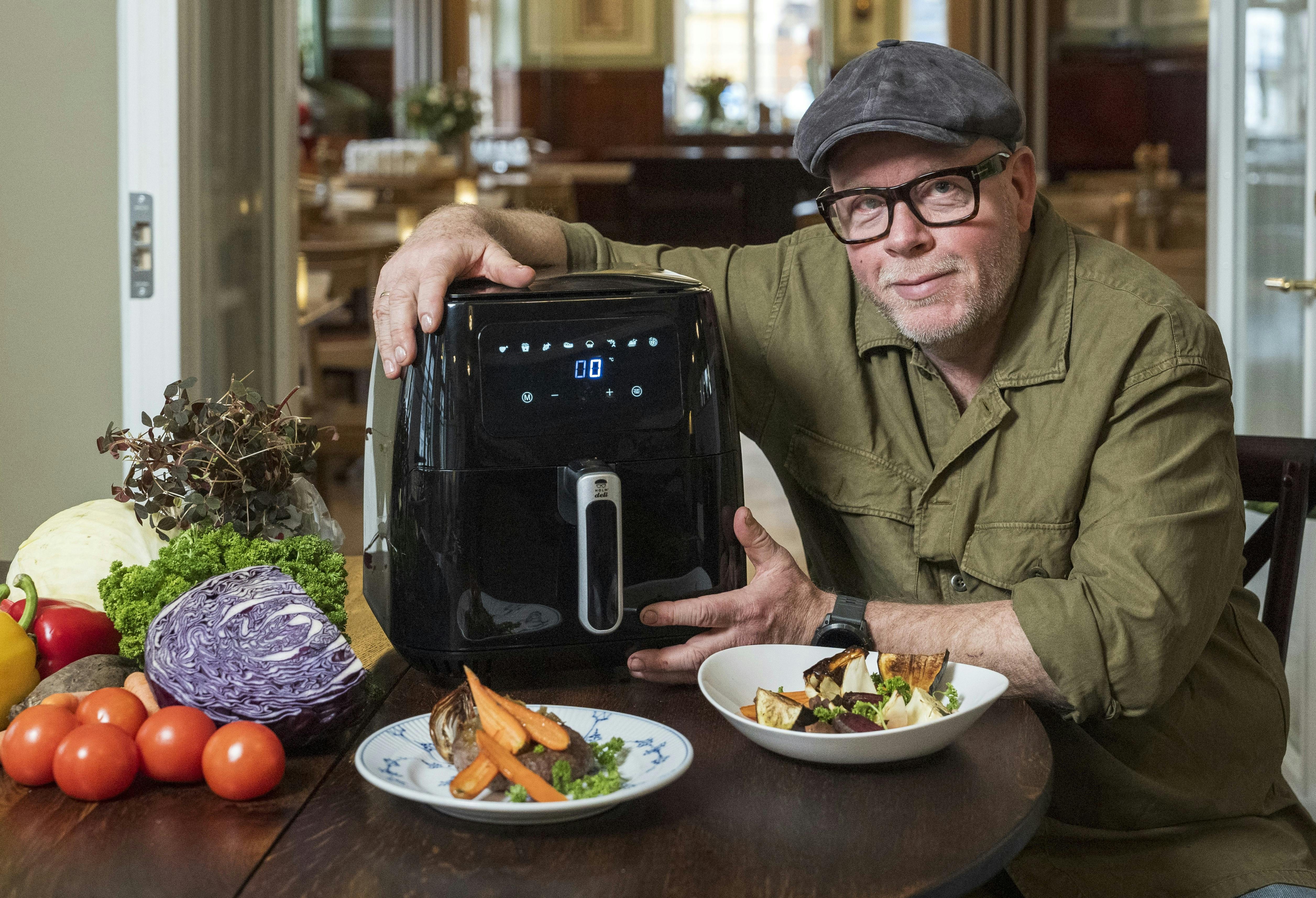 Claus Holm holder om en airfryer