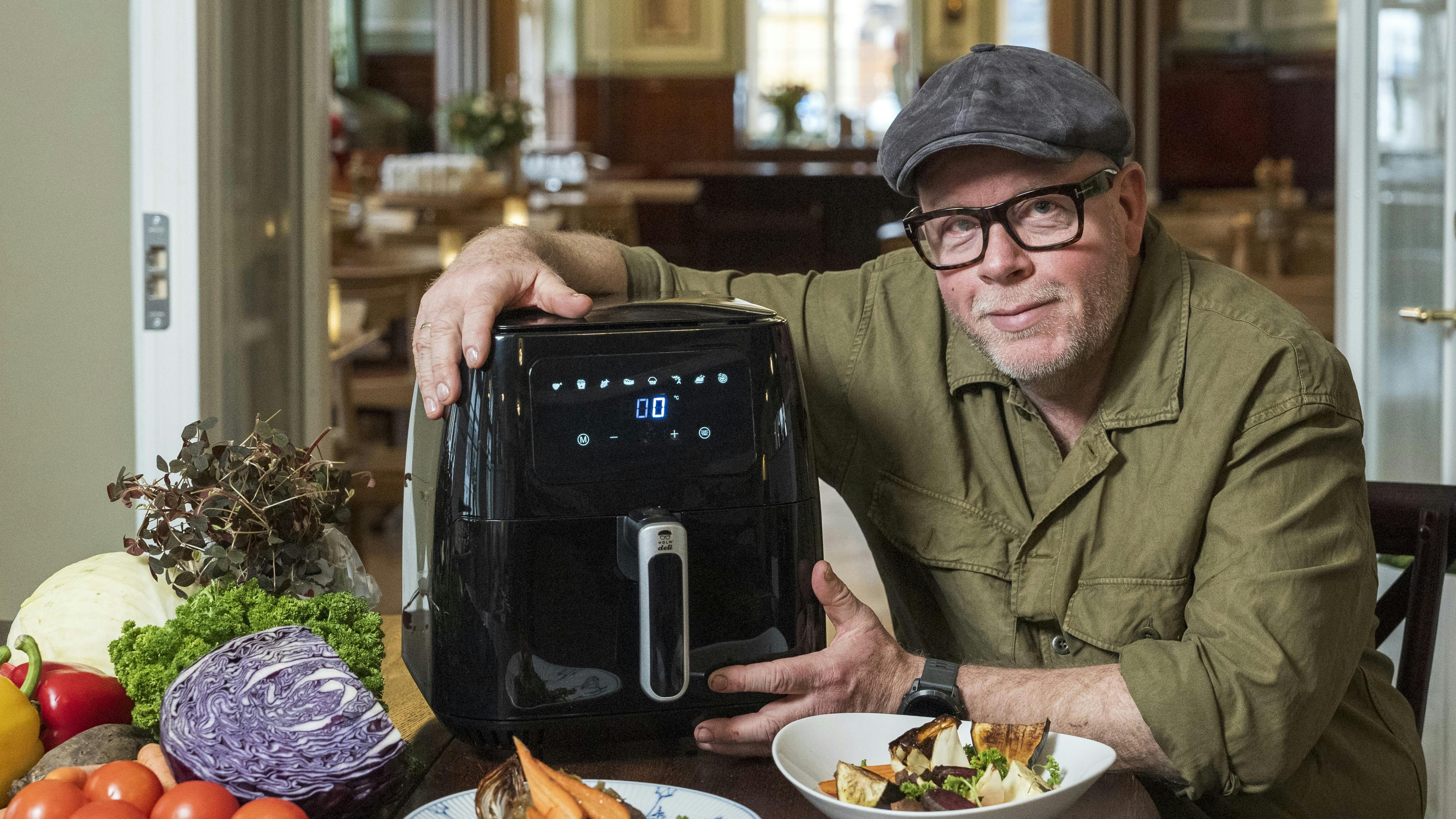 Claus Holm holder om en airfryer