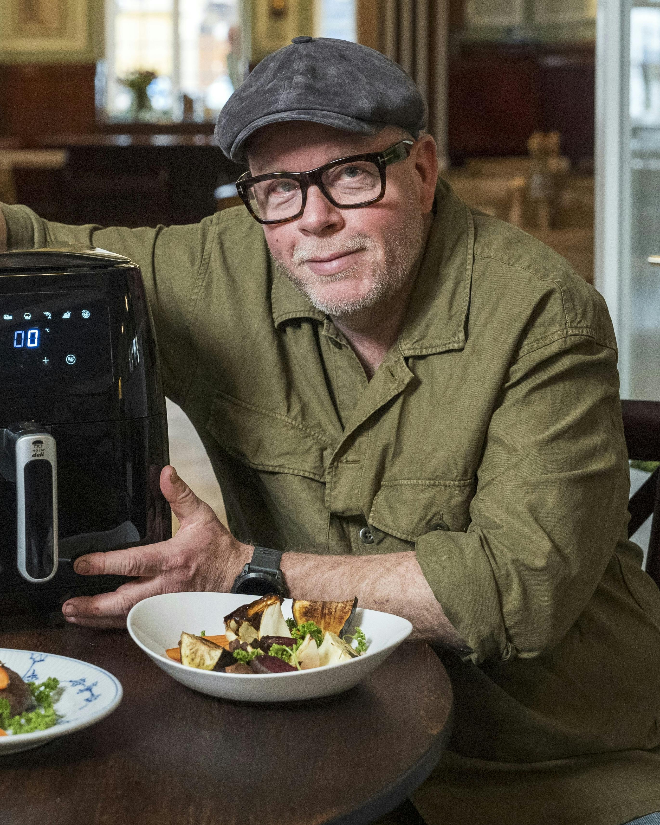 Claus Holm holder om en airfryer