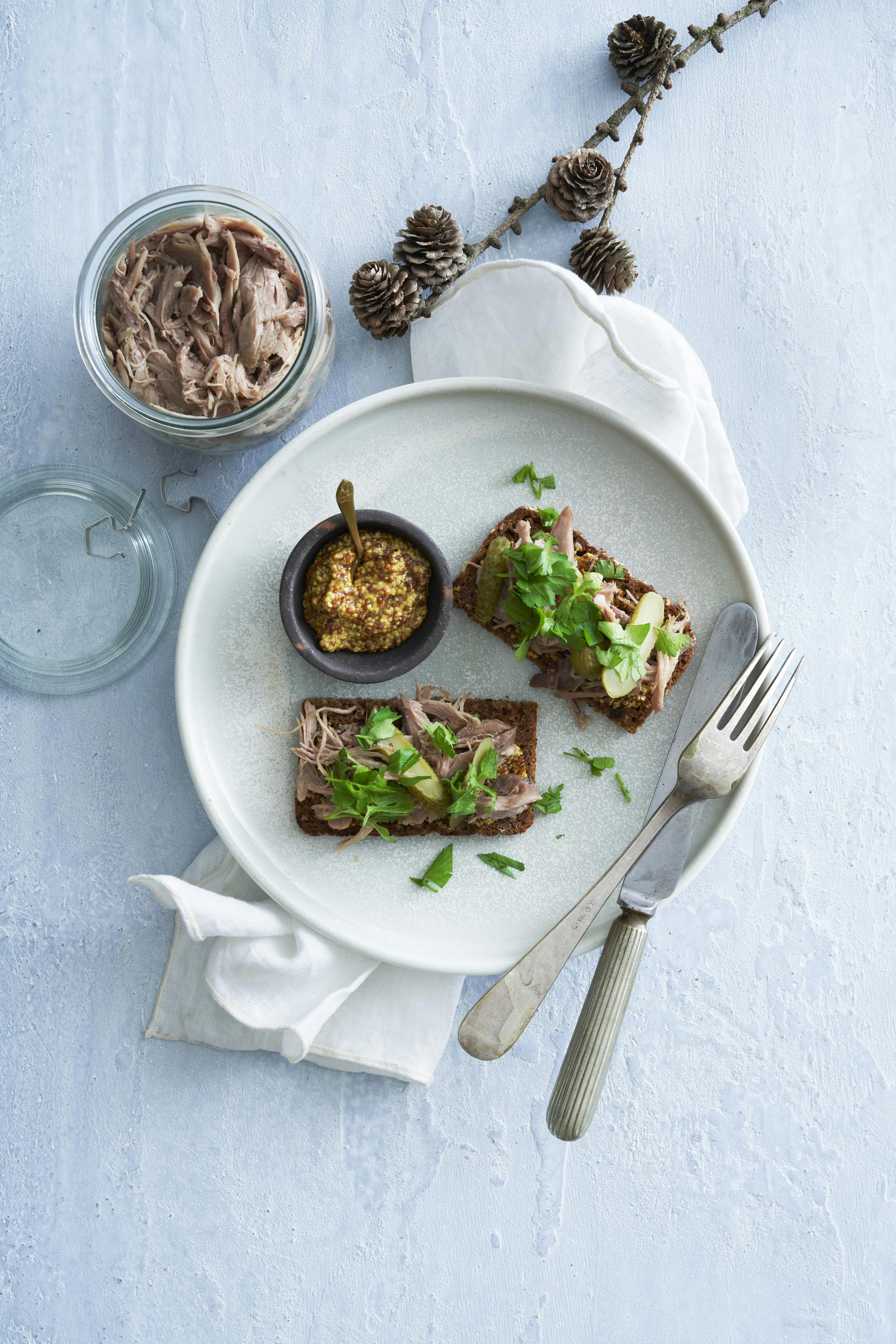 Anderillette med grov sennep og ristet brød