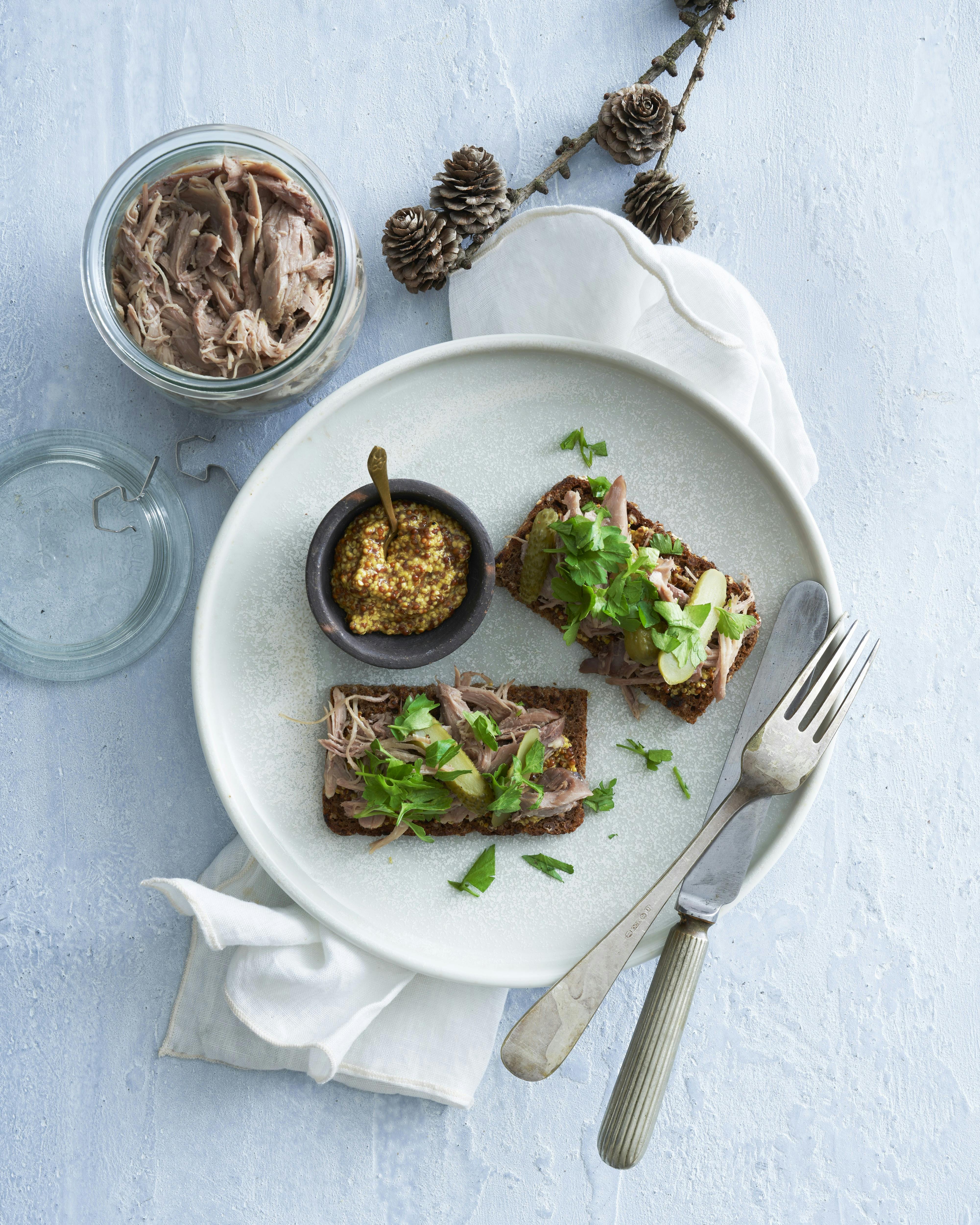 Anderillette med grov sennep og ristet brød