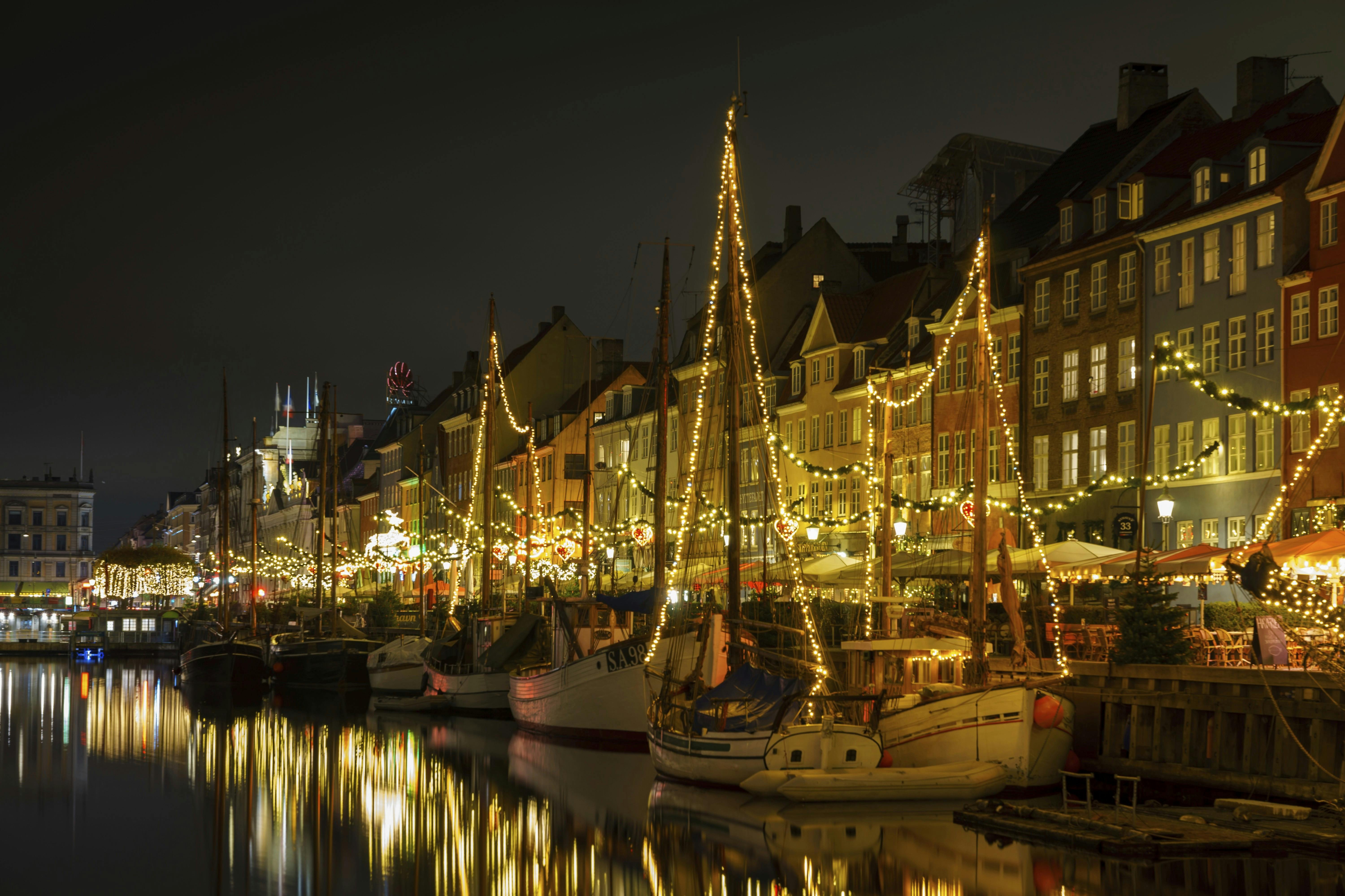 Nyhavn om aften, med alt aftenlyset. 