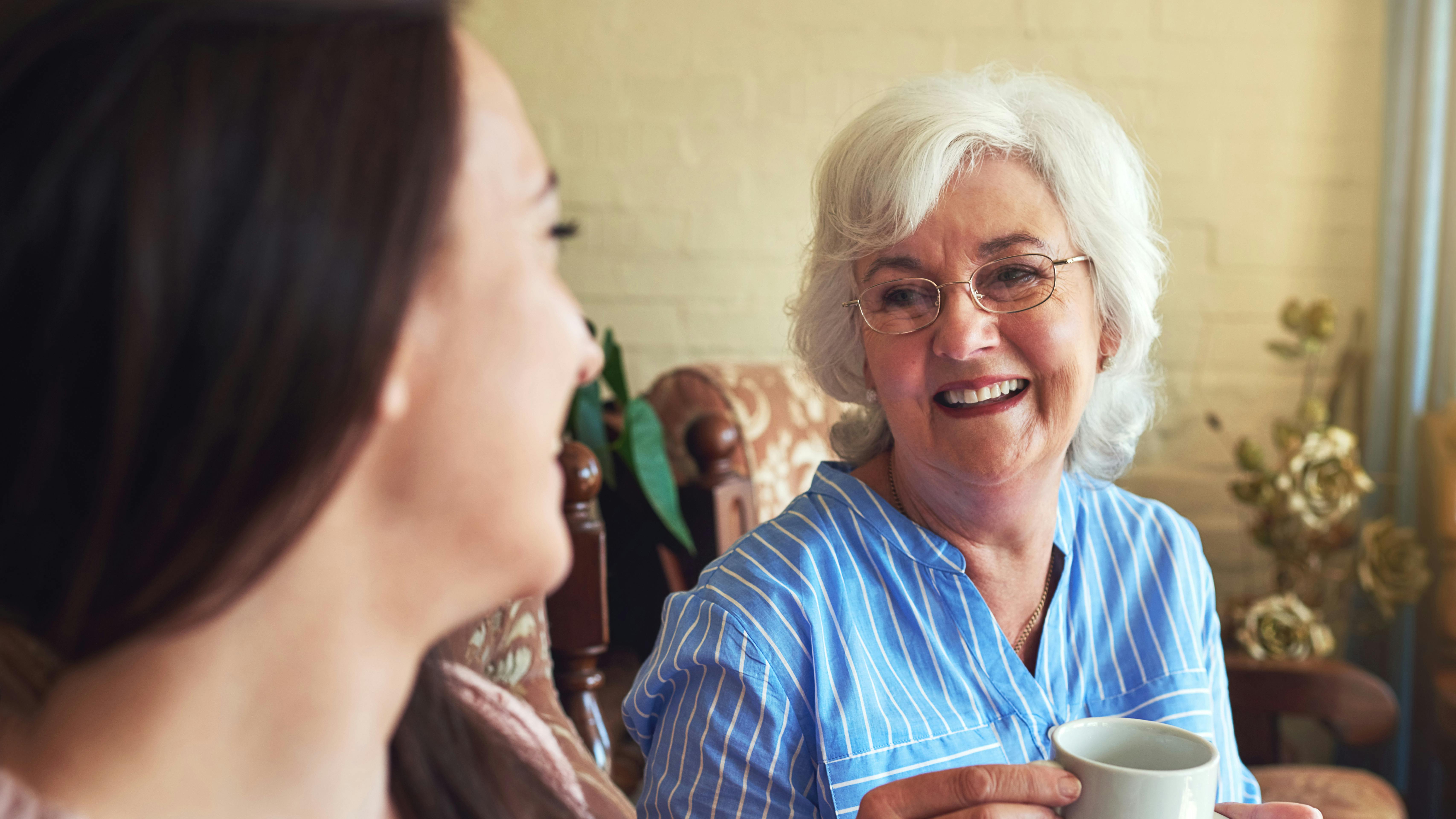 mor og datter drikker the og smiler