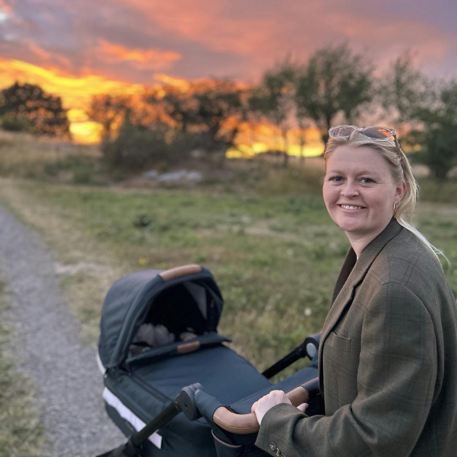 Cecilie går tur med Walther i barnevogn