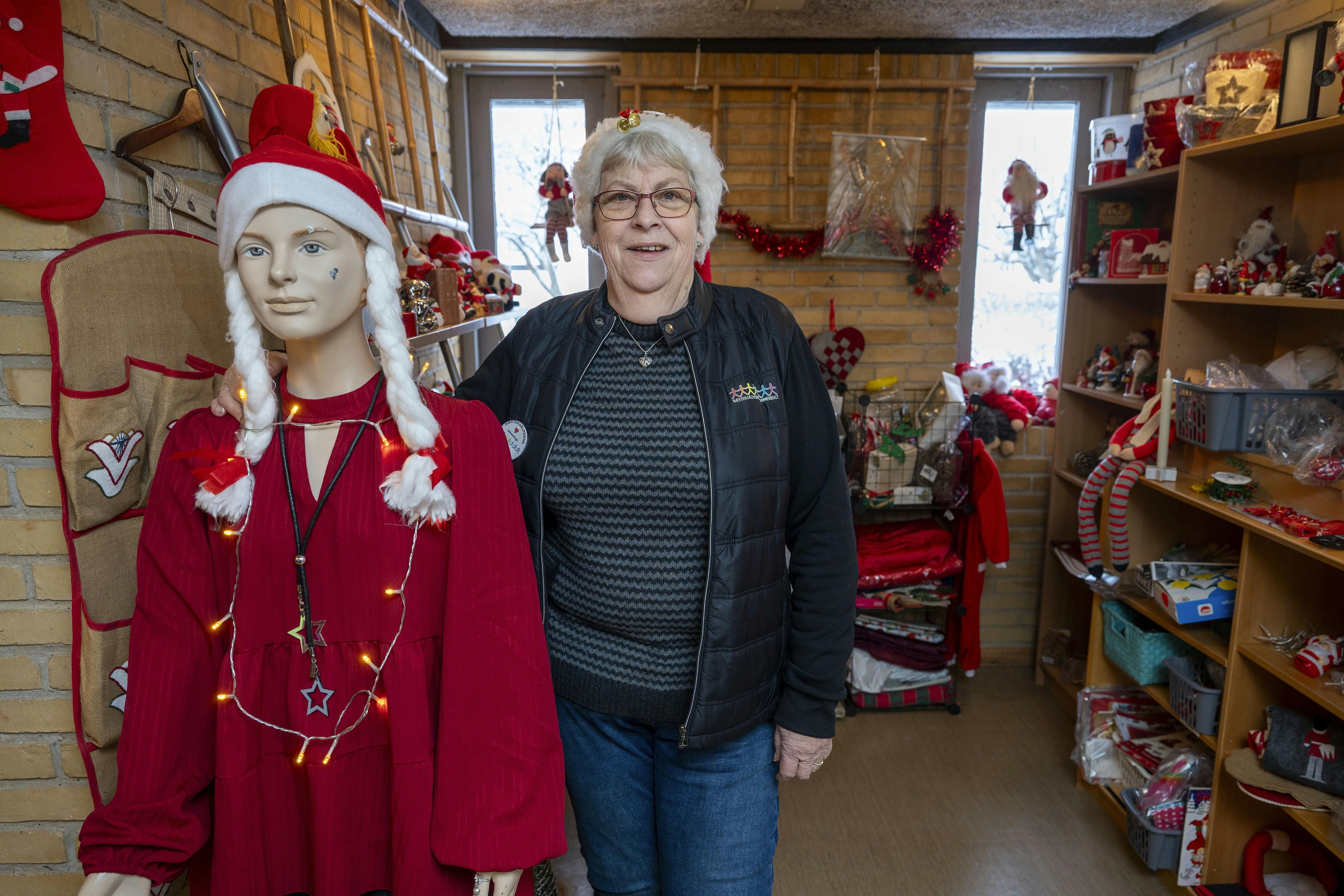 Ruth Kronholm Andersen sammen med en mannequindukke.