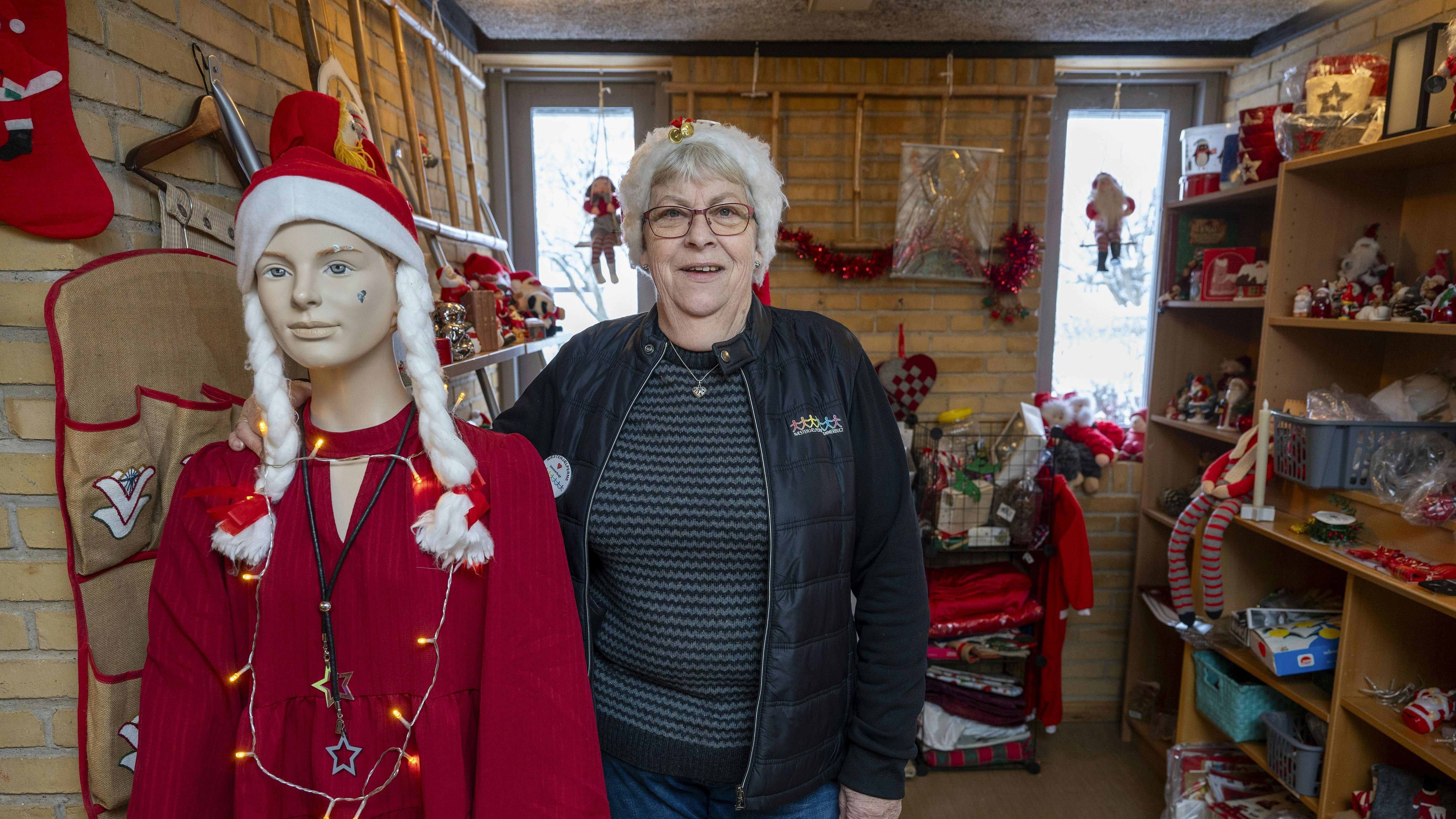 Ruth Kronholm Andersen sammen med en mannequindukke.