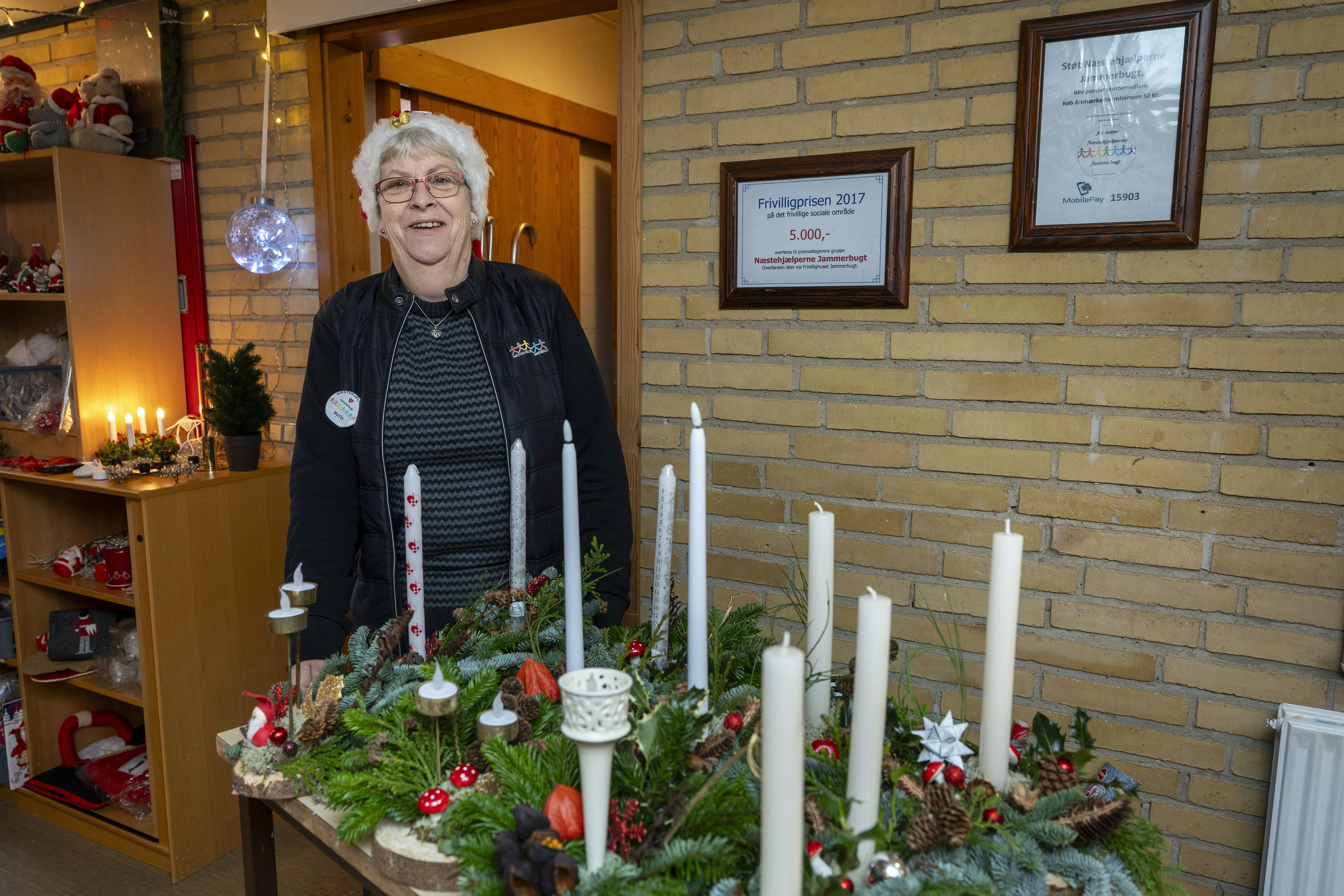 Ruth Kronholm Andersen og julekranse.