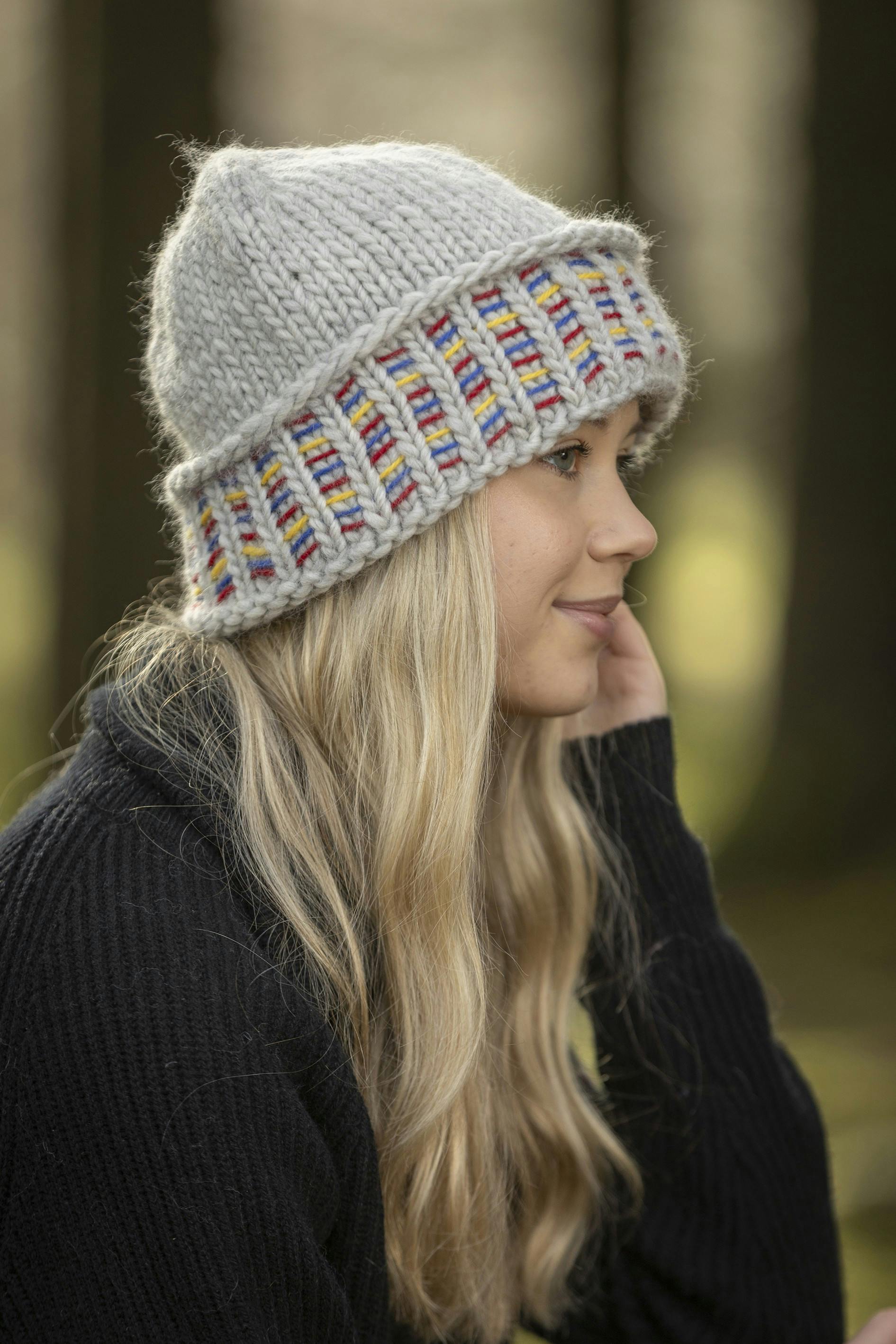 Strikkeopskrift på en hue, set fra siden af.