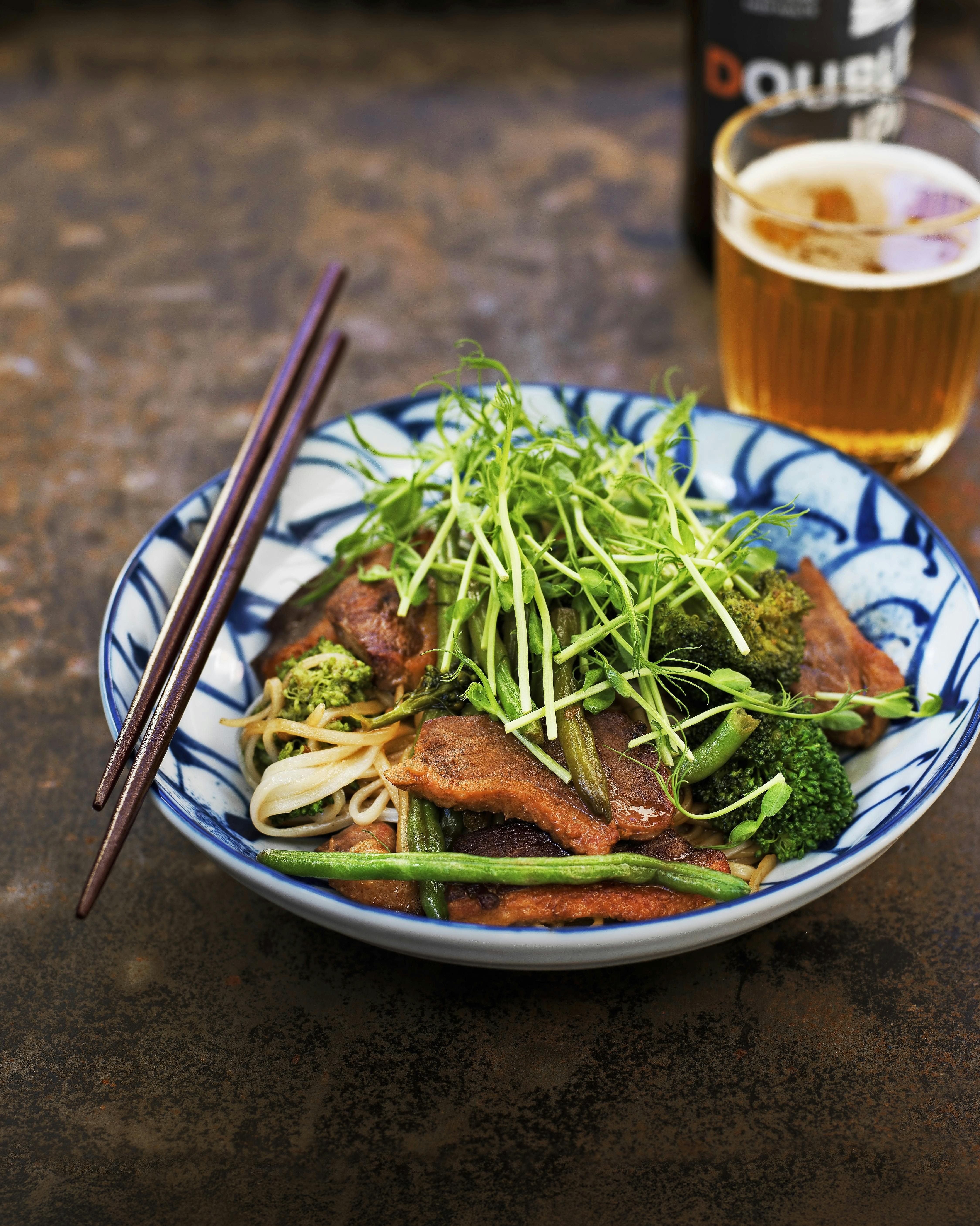 Lynstegt and med nudler og broccoli