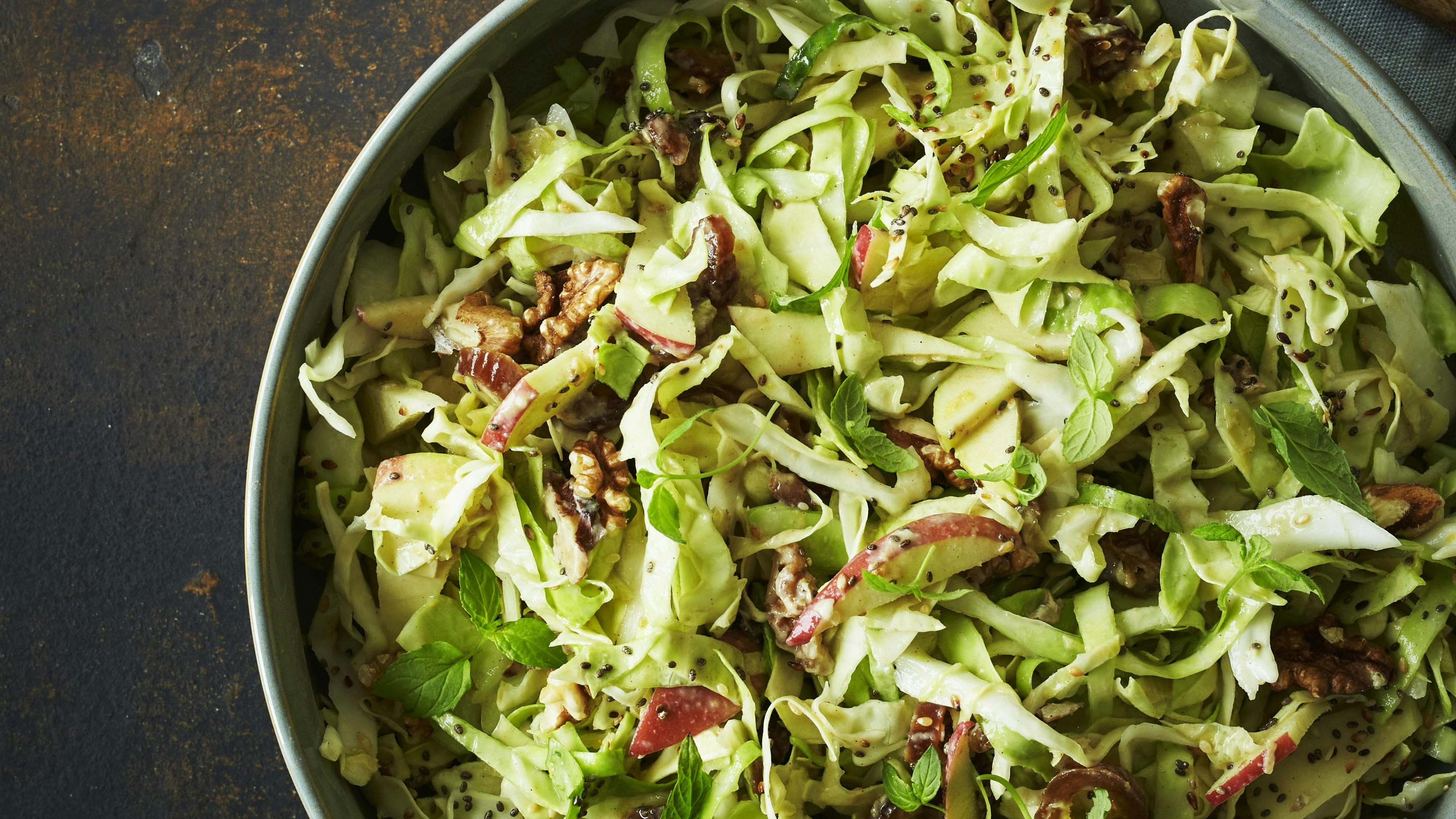 Spidskålssalat med dadler, æbler og valnødder