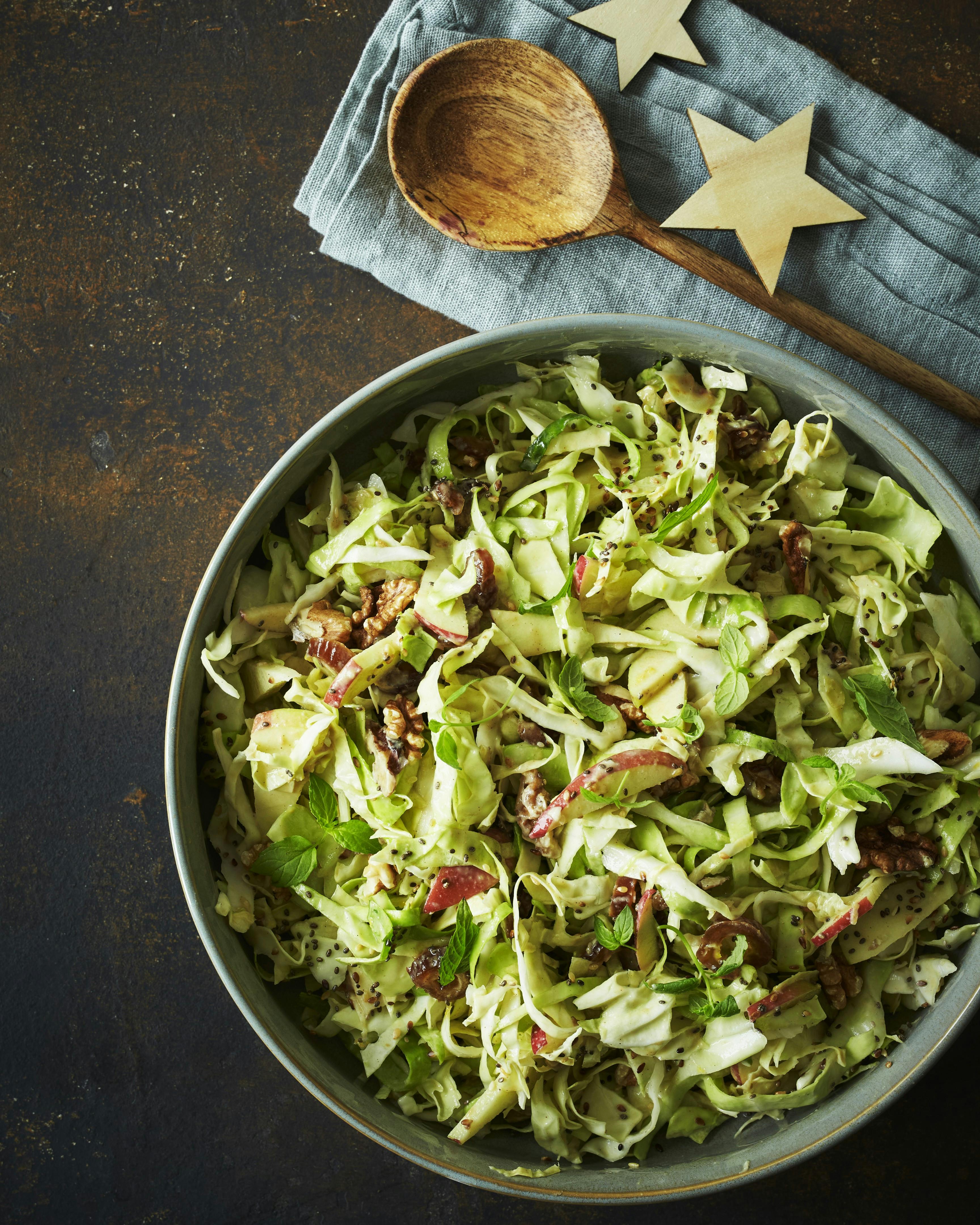 Spidskålssalat med dadler, æbler og valnødder