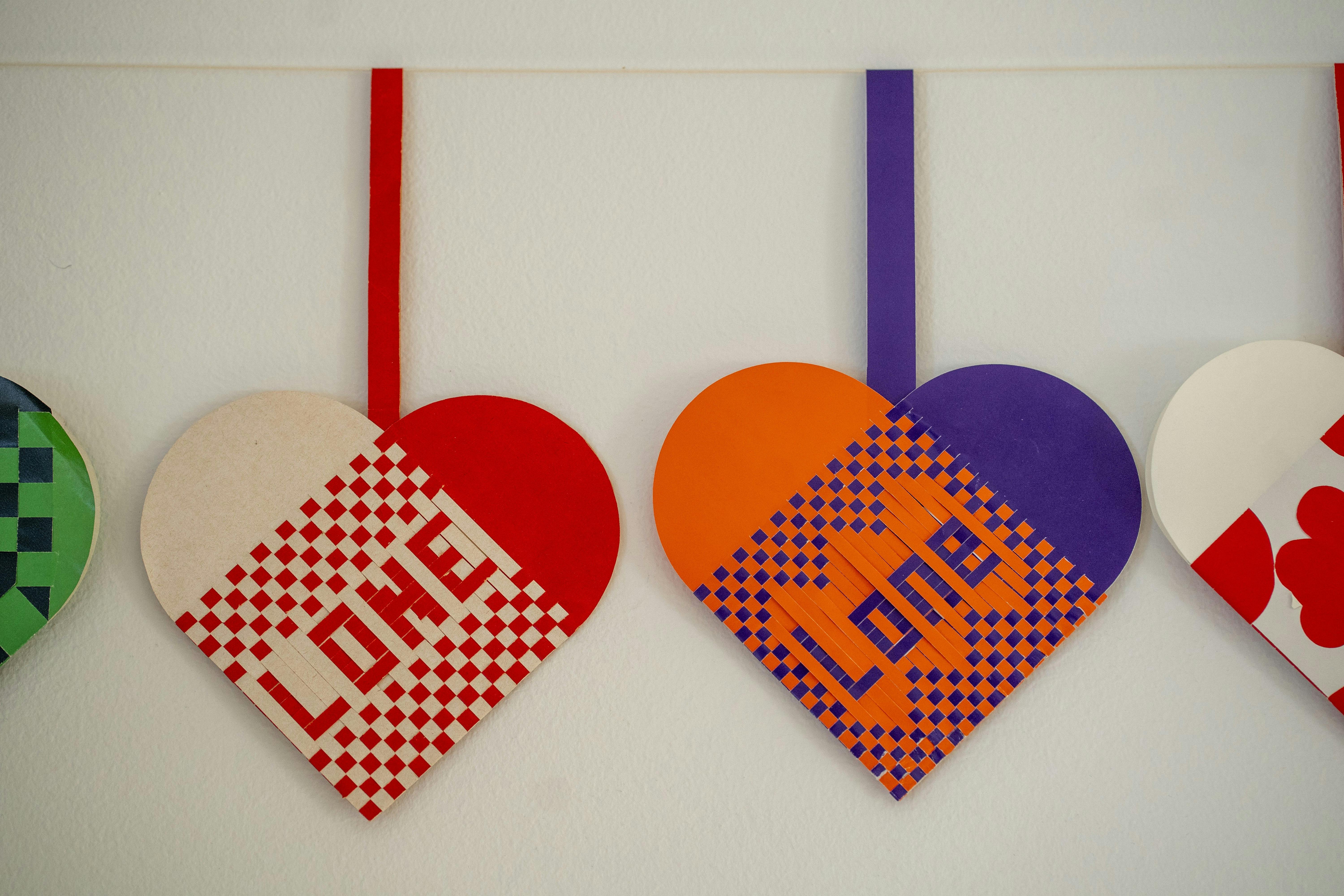 Jes fletter gerne navne ind i julehjerter, som han forærer bort.