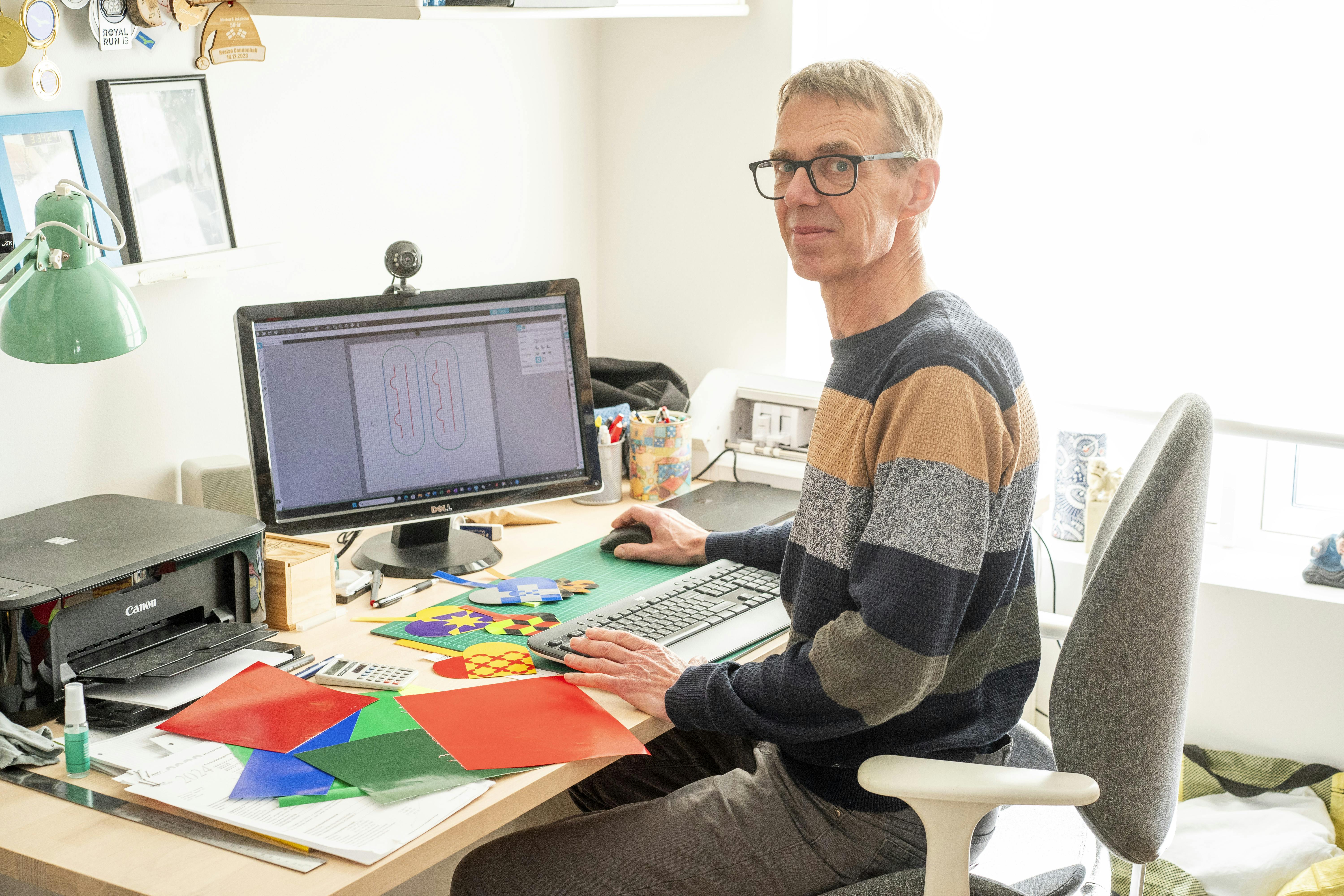 Jes Knudsen har flettet julehjerter i mere end 60 år, men en særlig teknologi har gjort det nemmere for ham at lave nye mønstre.