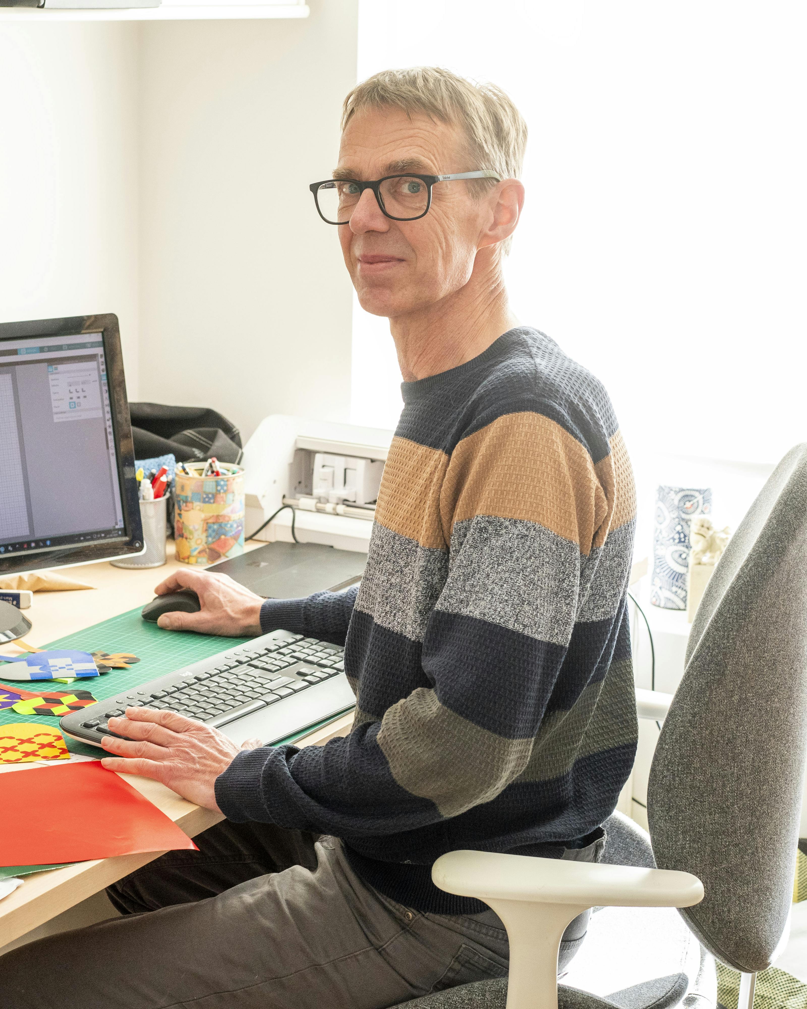 Jes Knudsen har flettet julehjerter i mere end 60 år, men en særlig teknologi har gjort det nemmere for ham at lave nye mønstre.