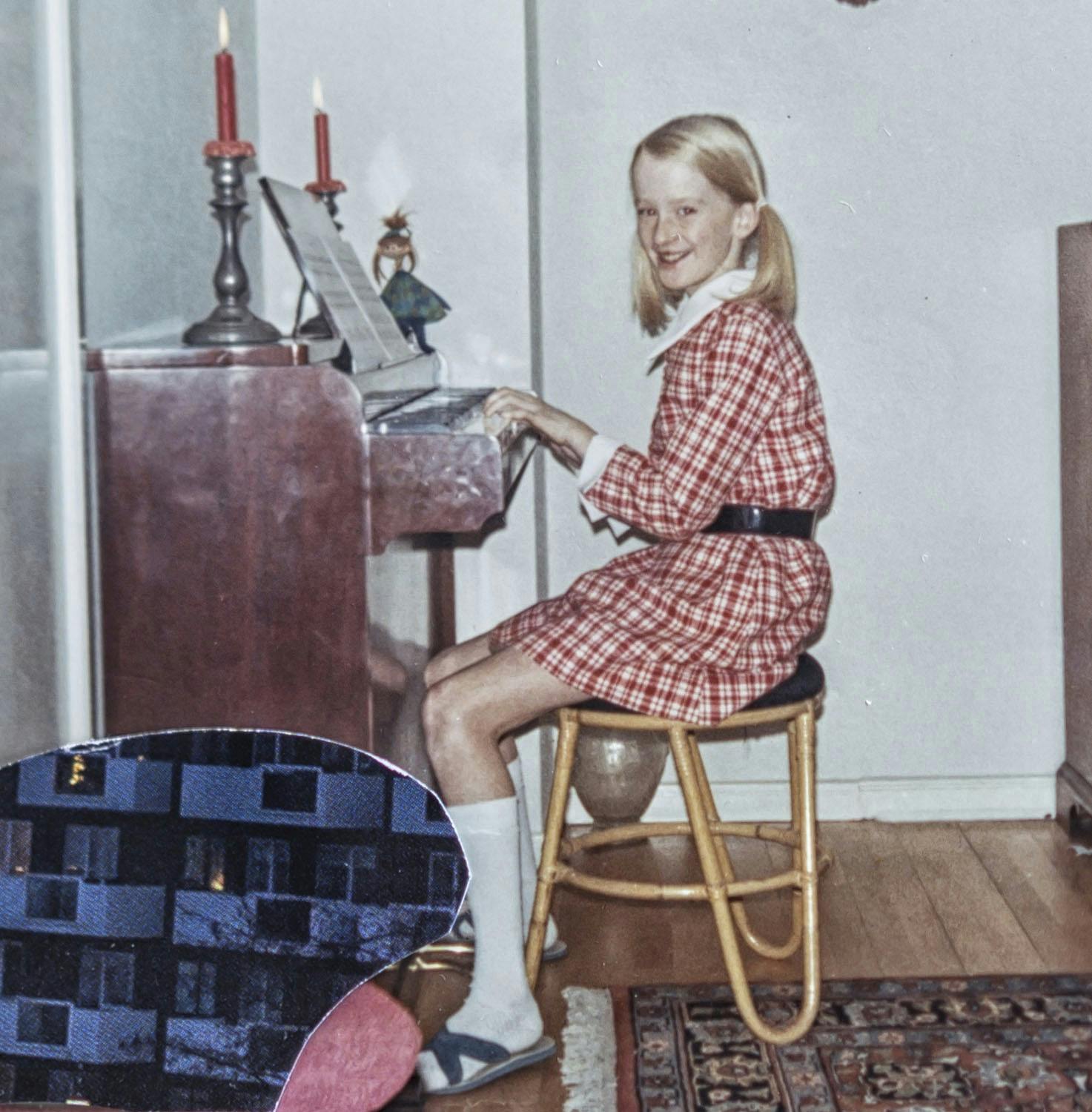 Susanne som lille pige, der sidder ved klaveret.