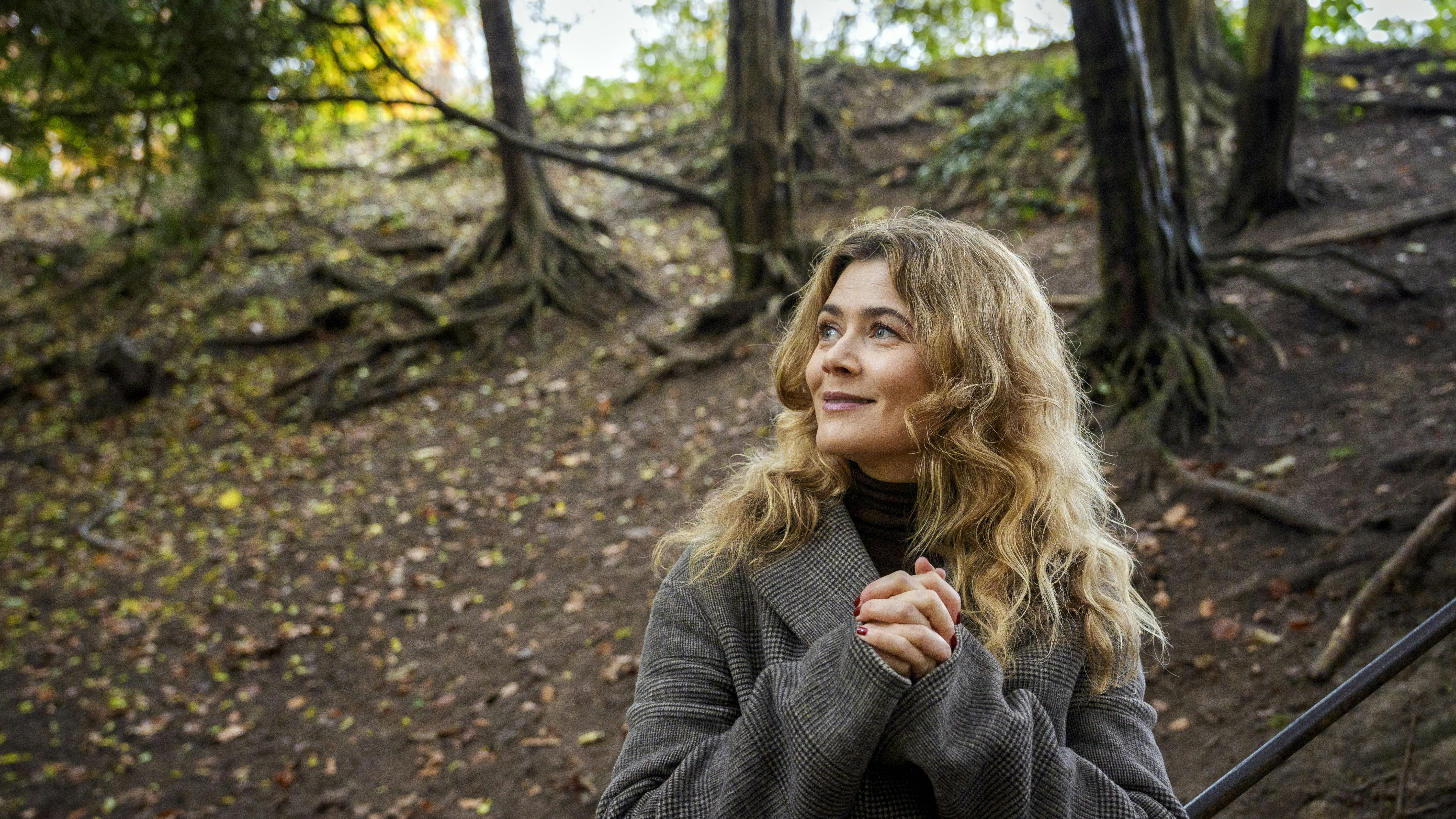 Sofie Lassen-Kahlke i en skov