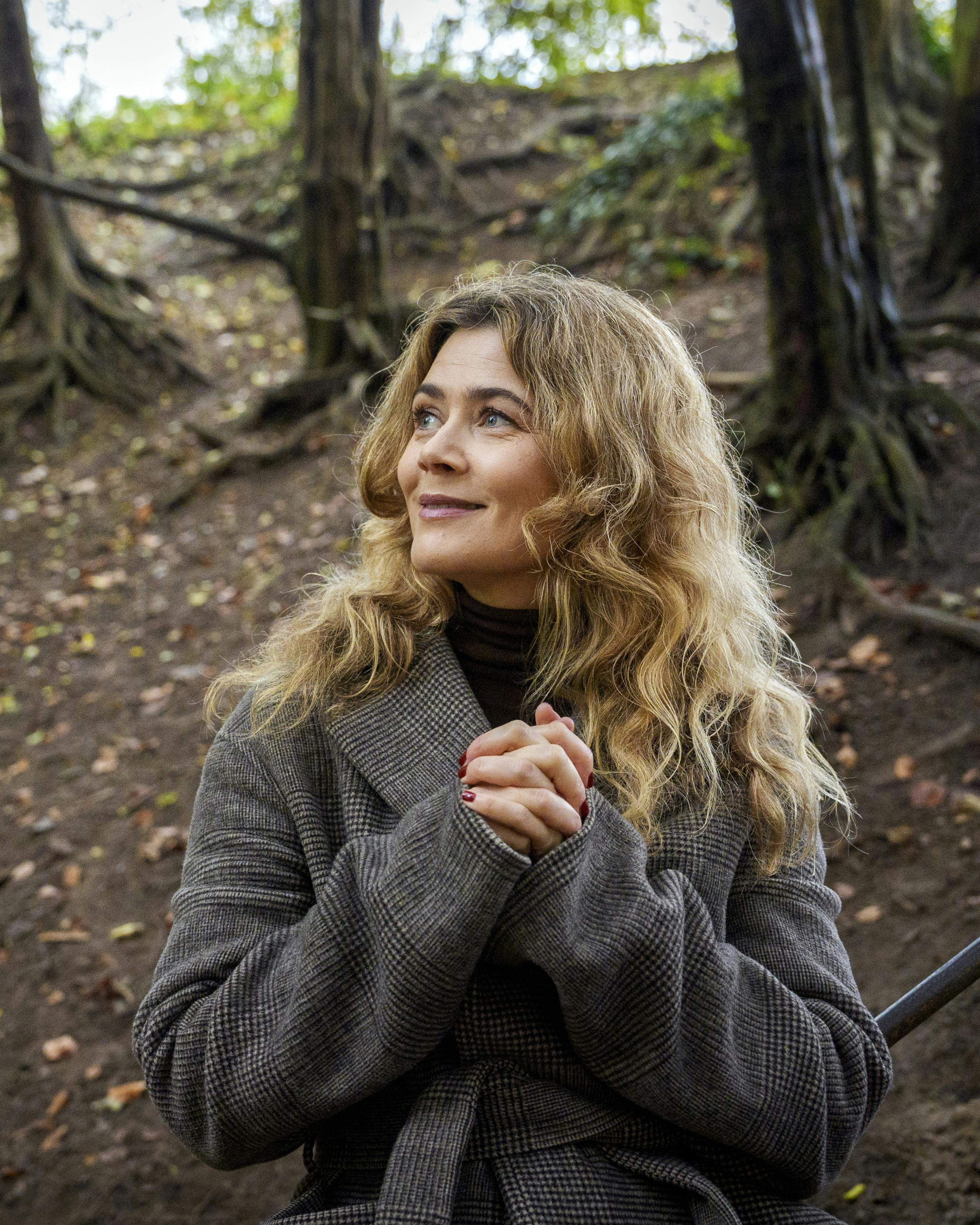 Sofie Lassen-Kahlke i en skov