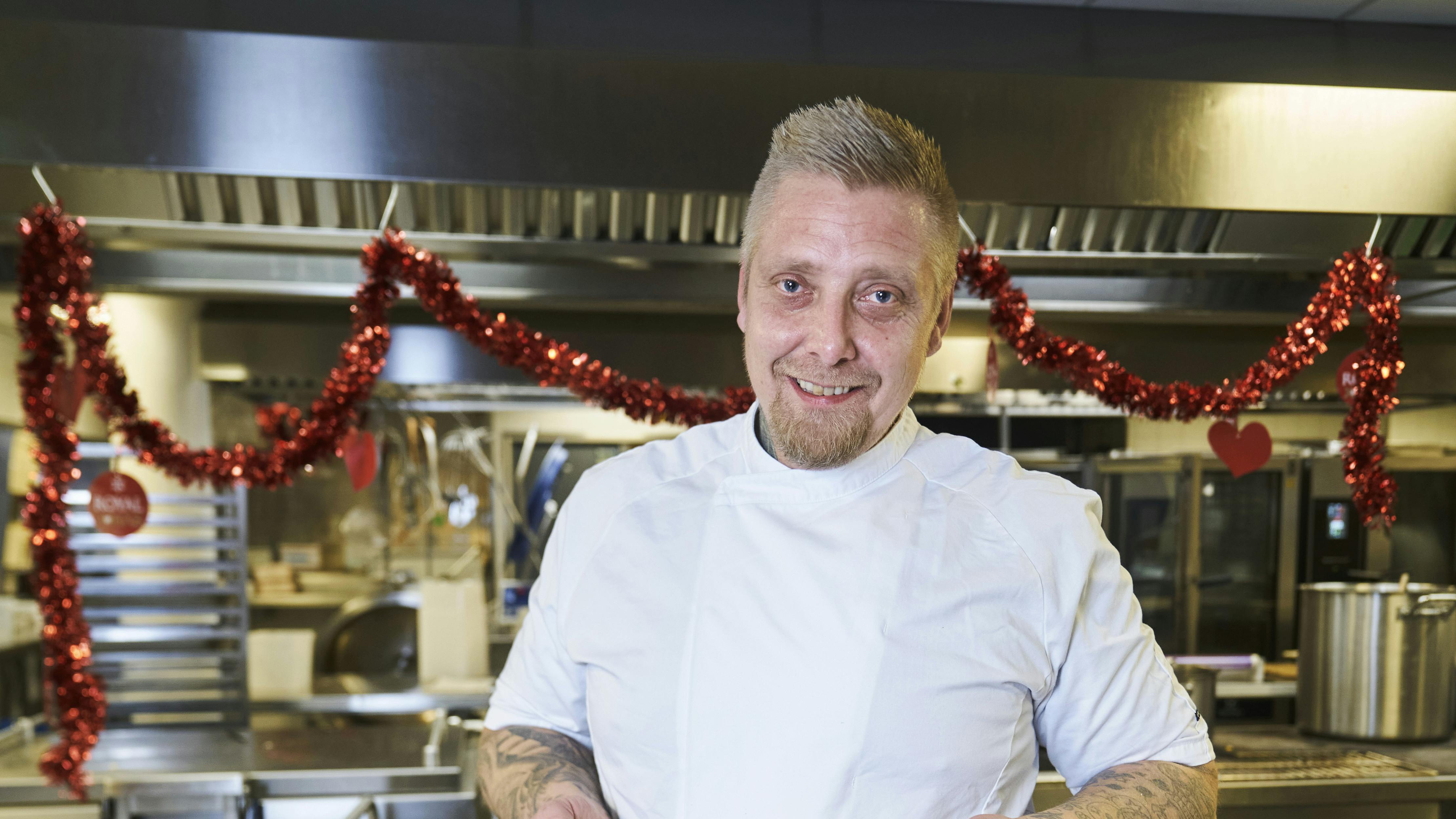 Det gælder om at finde sin indre mormor frem, når man vil udnytte julebordets rester og begrænse madspildet. Thomas Thorius fra Jespers Torvekøkken har her fremtryllet en lækker thairet af gårsdagens flæskesteg.