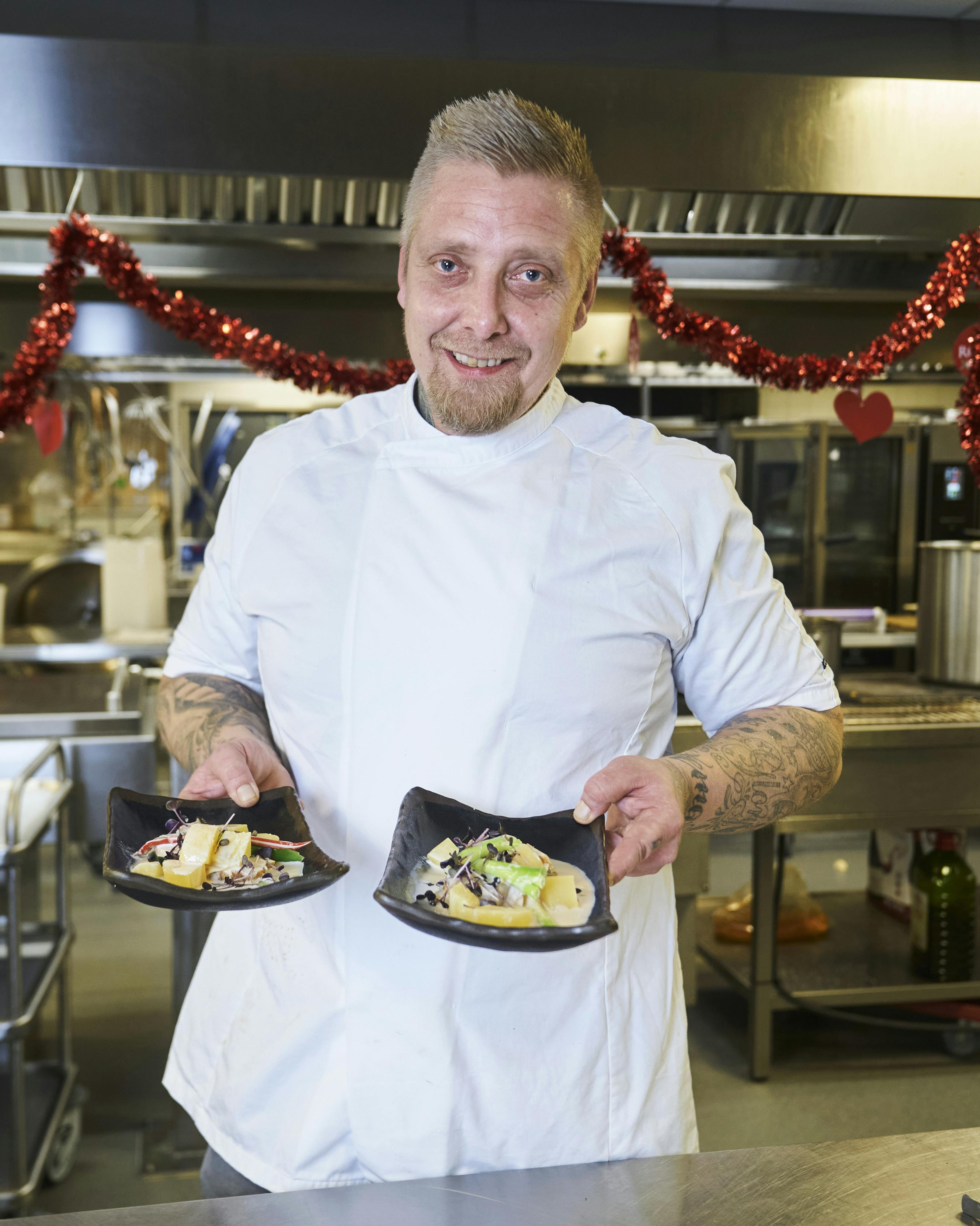 Det gælder om at finde sin indre mormor frem, når man vil udnytte julebordets rester og begrænse madspildet. Thomas Thorius fra Jespers Torvekøkken har her fremtryllet en lækker thairet af gårsdagens flæskesteg.