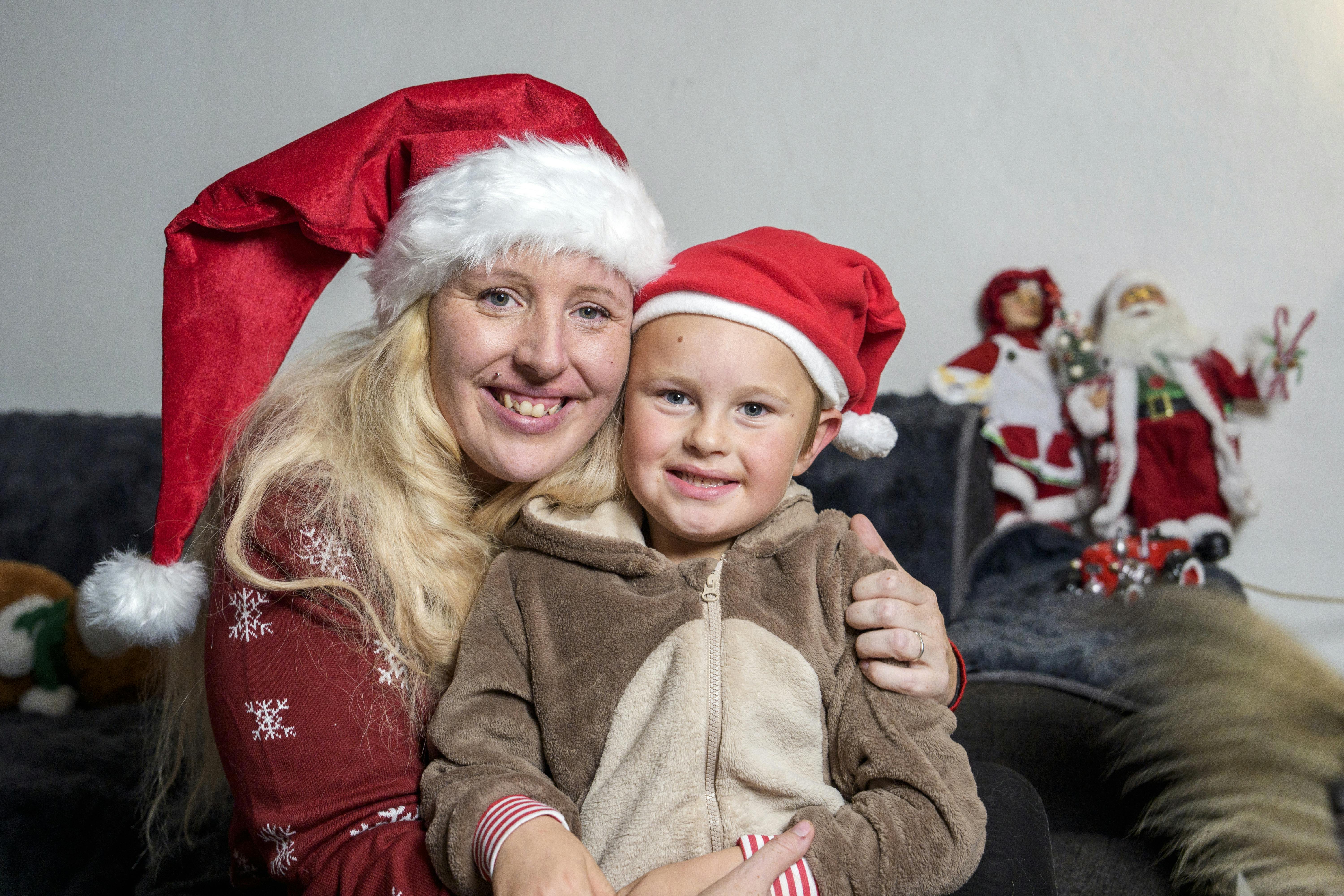 Sabine Gravesen Jakobsen med sønnen Storm, som hun fødte 24. december 2018, og som i enhver forstand er blevet hendes livs lys.