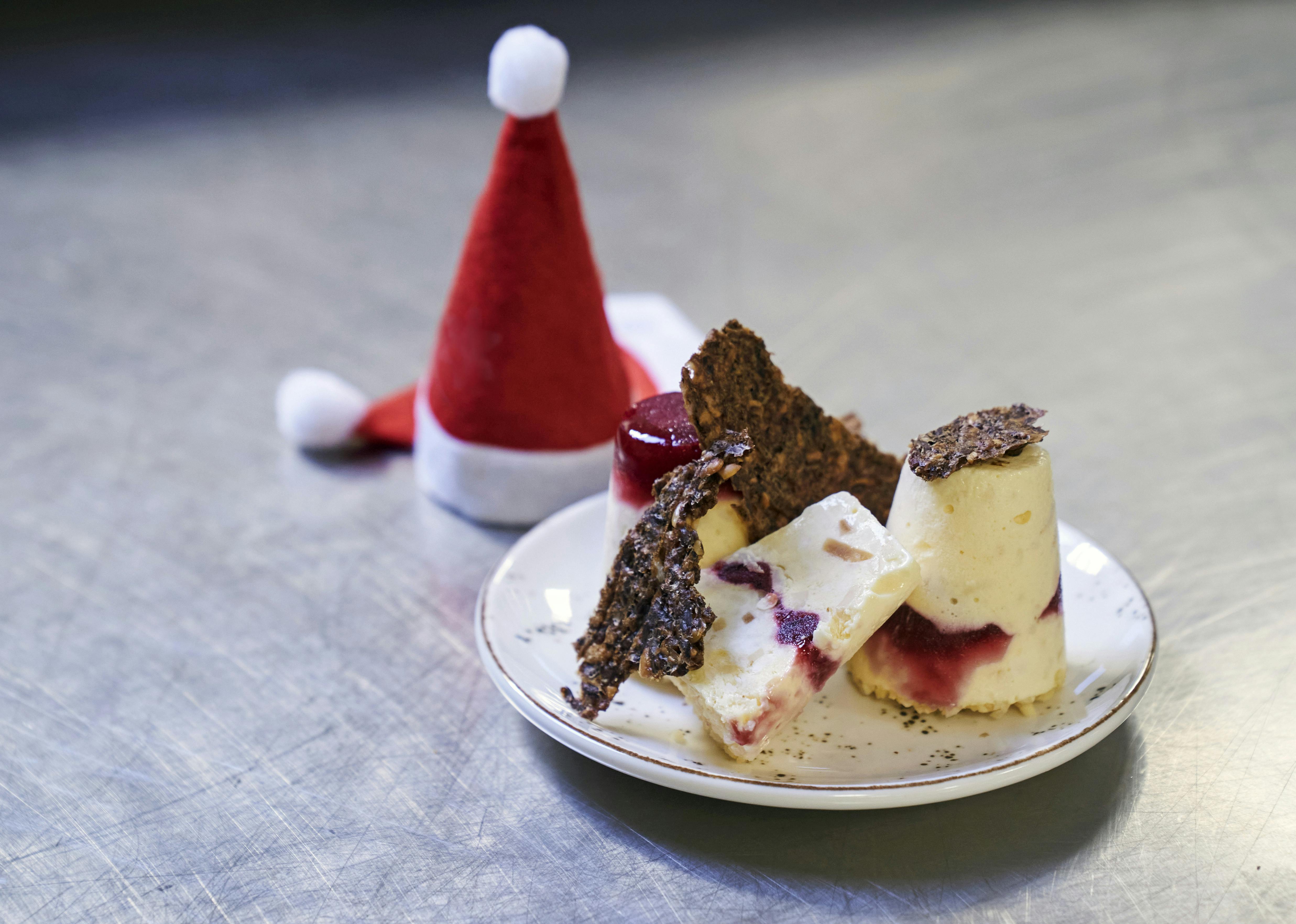 Denne julede isdessert kreeret af kokken Thomas Thorius fra Jespers Torvekøkken er en gourmetrestaurant værdig, men hovedingredienserne er rester af risalamande og rugbrød.