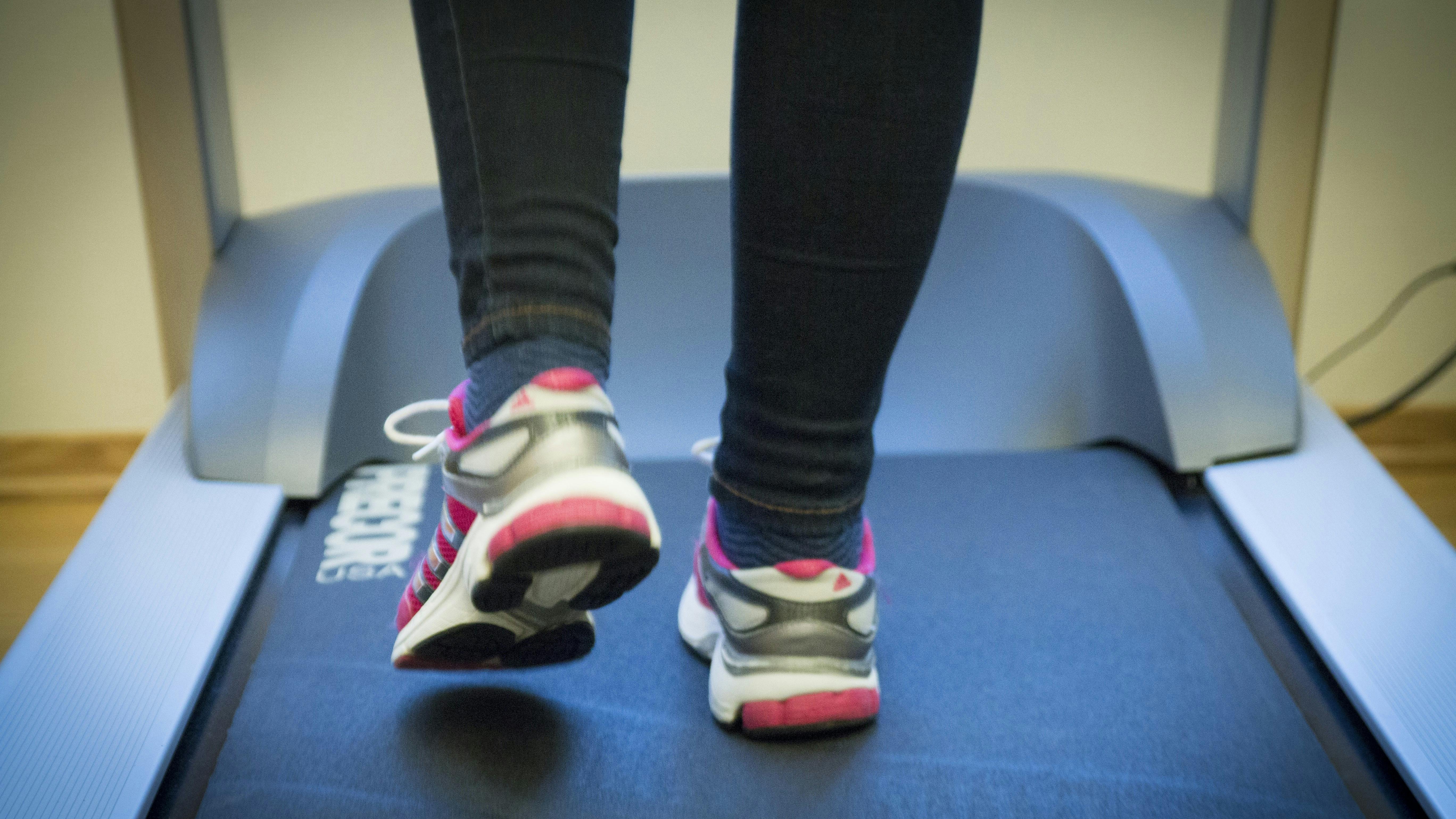 Kvinde på løbebånd