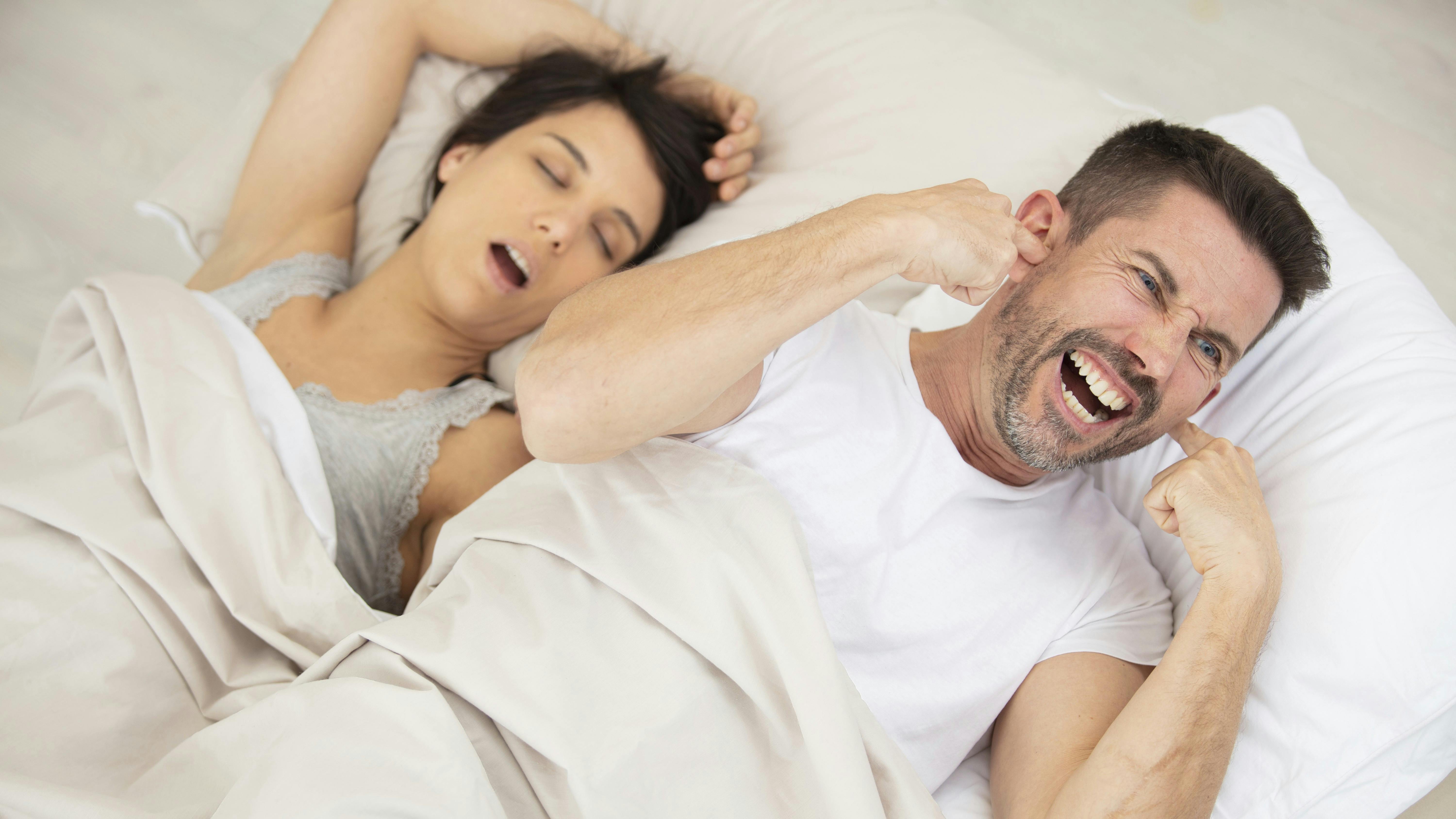 mand kan ikke sove, fordi kvinden snorker