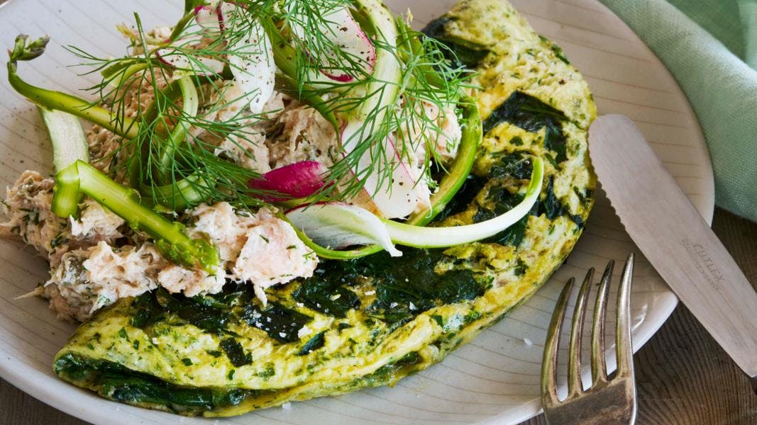 Omelet med laks og urter