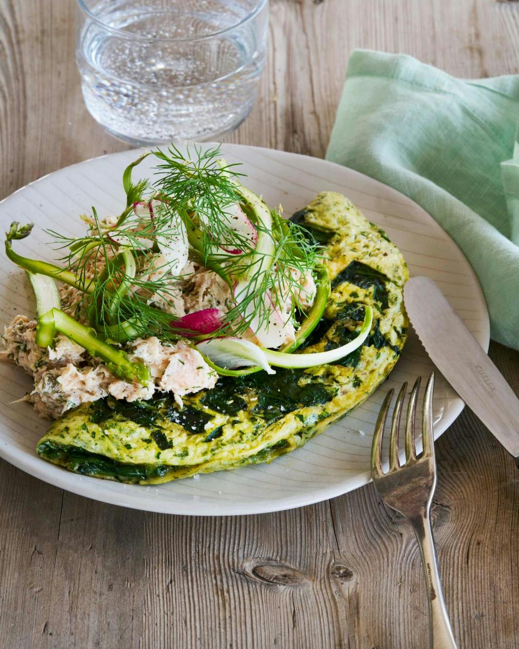 Omelet med laks og urter