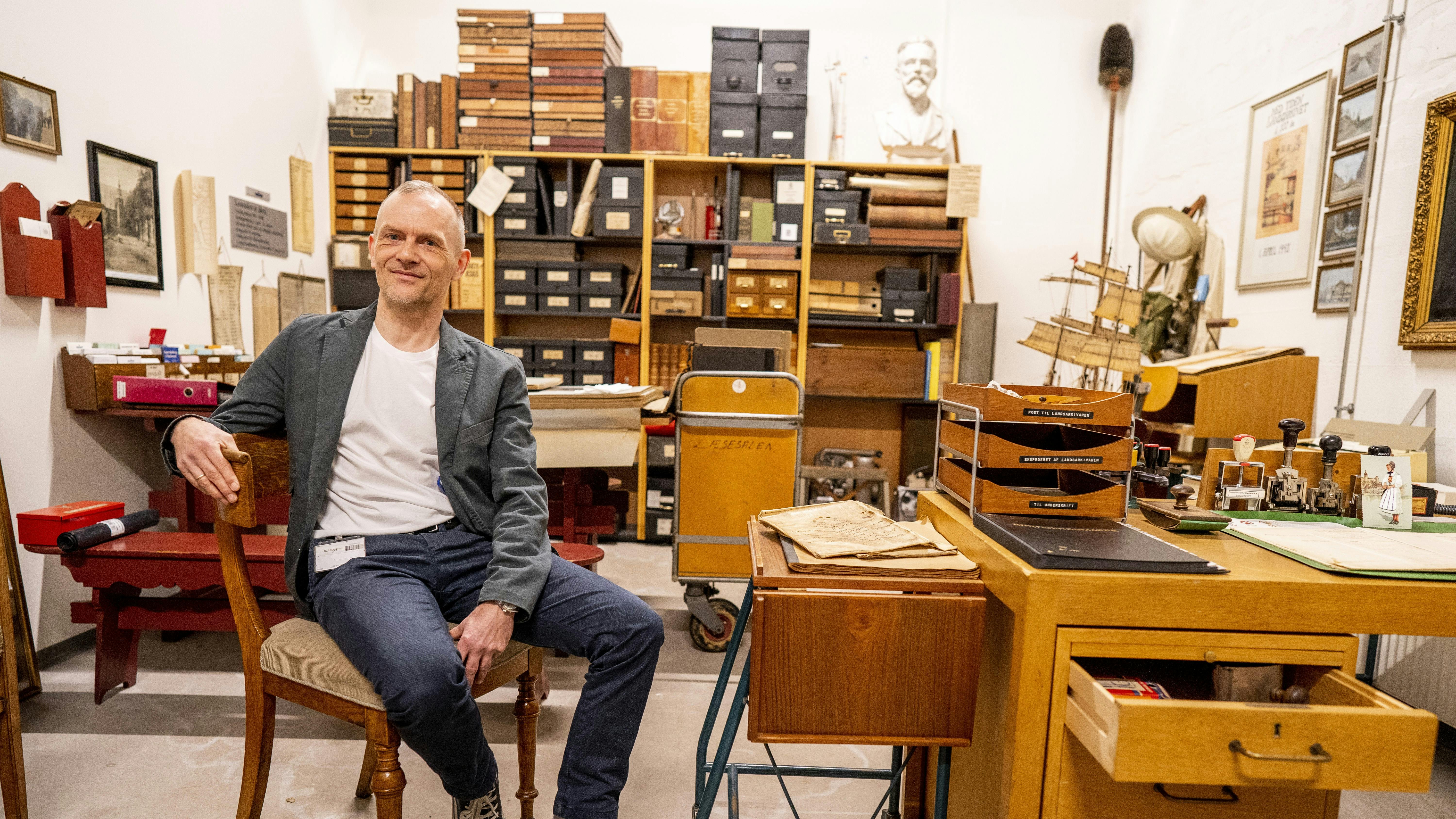 Adam Jon Kronegh på stolen fra Pyrus