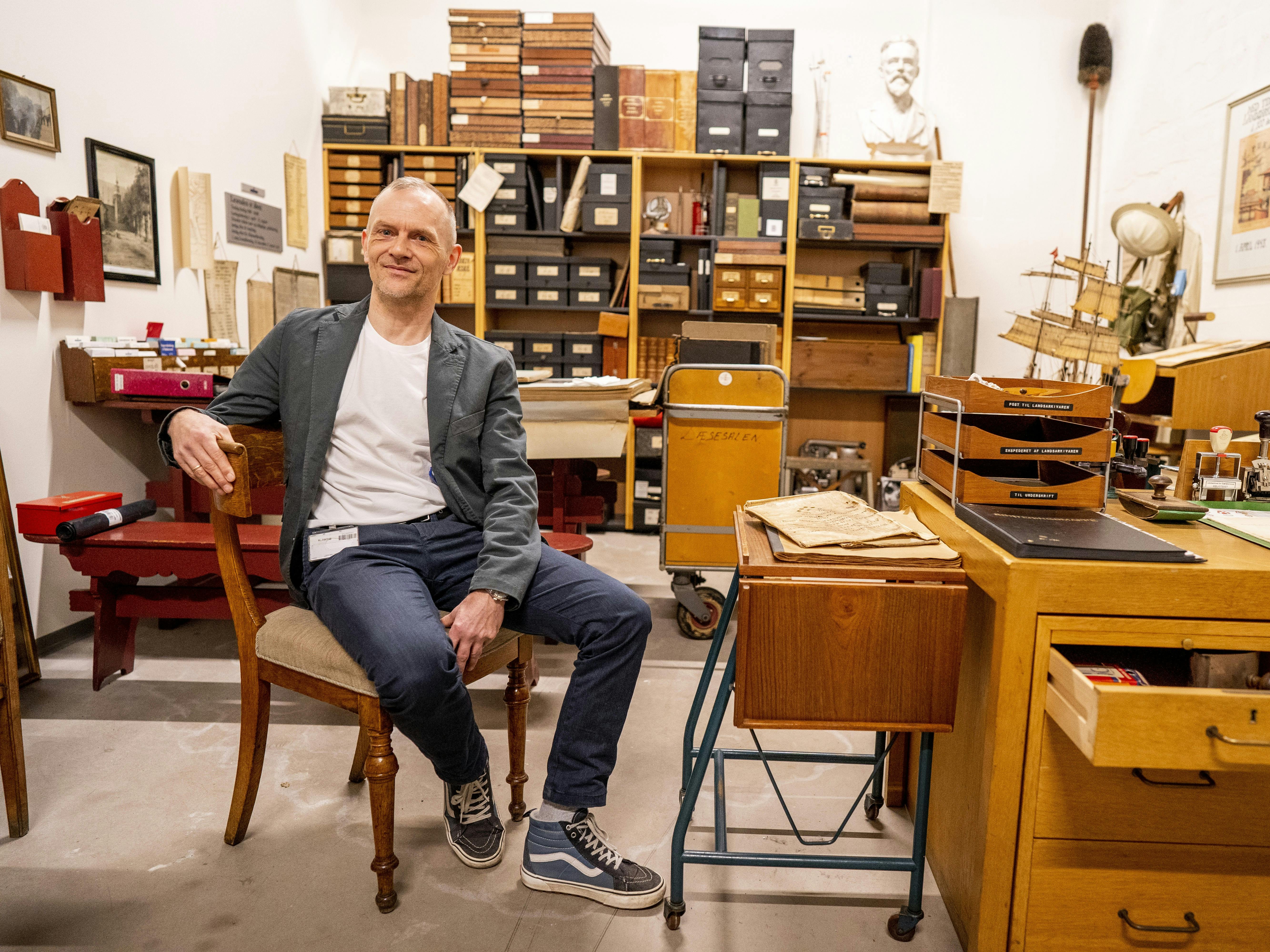 Adam Jon Kronegh på stolen fra Pyrus