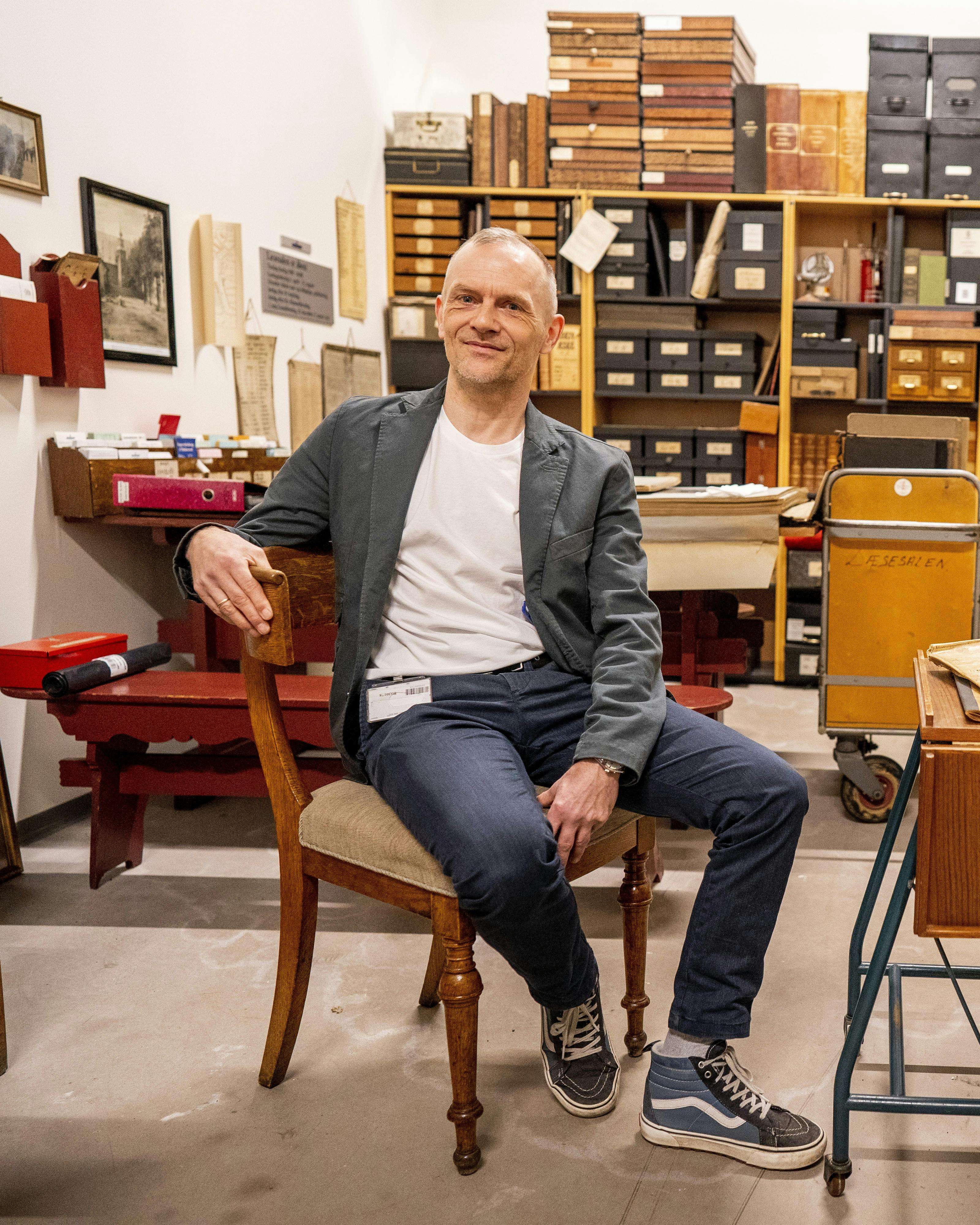 Adam Jon Kronegh på stolen fra Pyrus