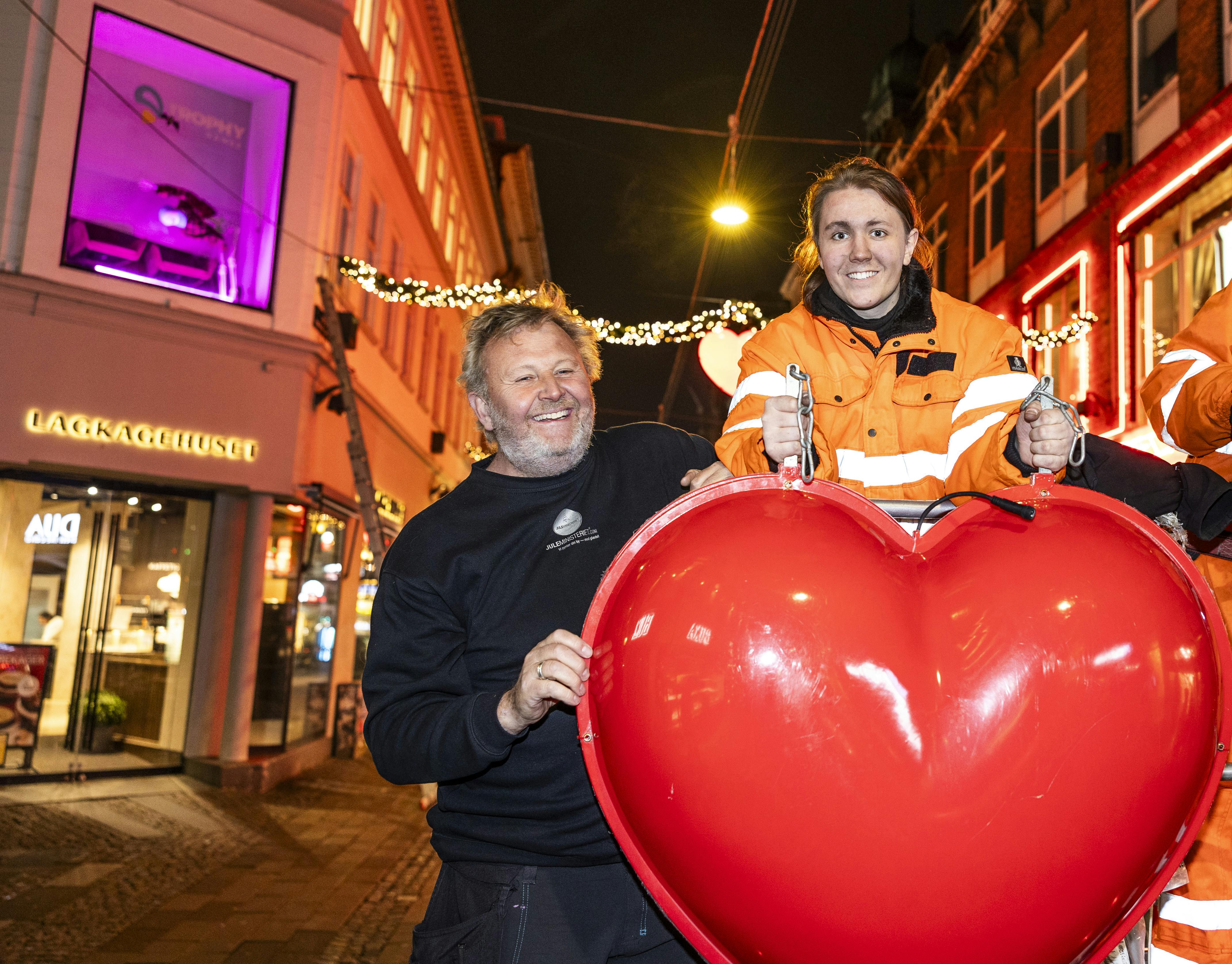 Både anden og tredje generation af Juleministeriet er med, når 100 granguirlander med hjerter hænges op mellem Rådhuspladsen og Kongens Nytorv.