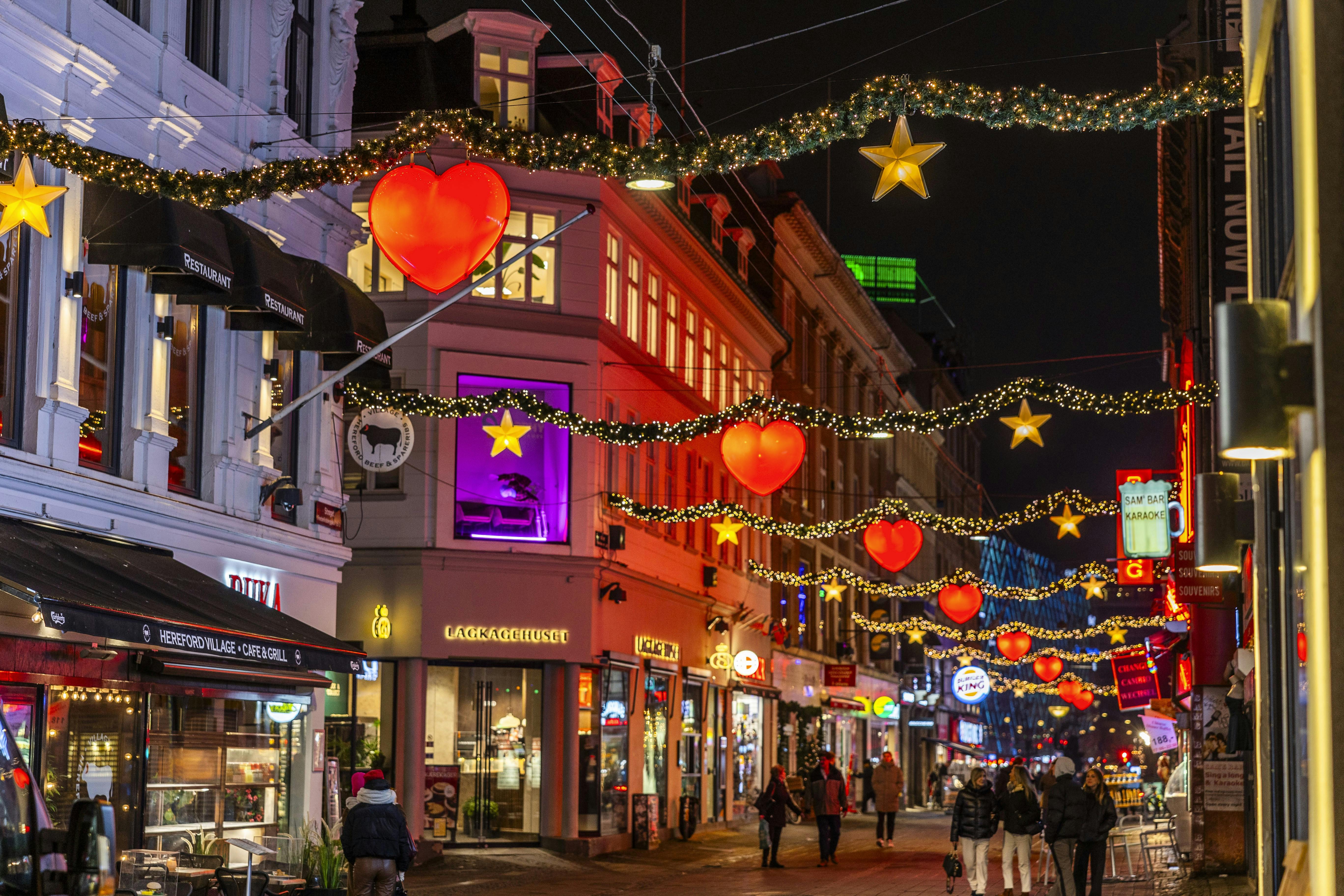 Når holdet er færdige, er klokken cirka to om natten, og Strøget har fået sin julebelysning.