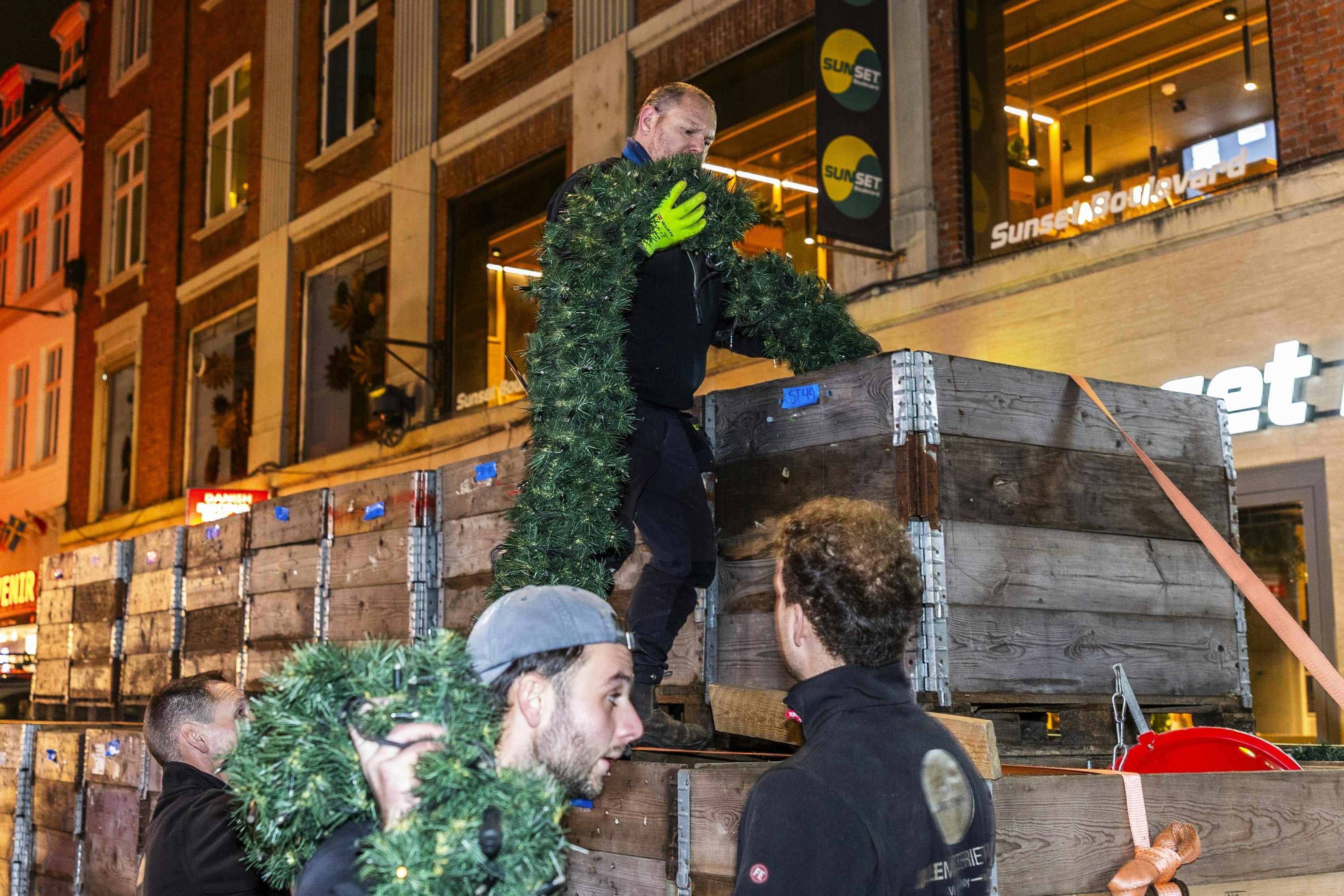 24 medarbejdere fra Juleministeriet står klar på Strøget, når årets julebelysning skal sættes op. 