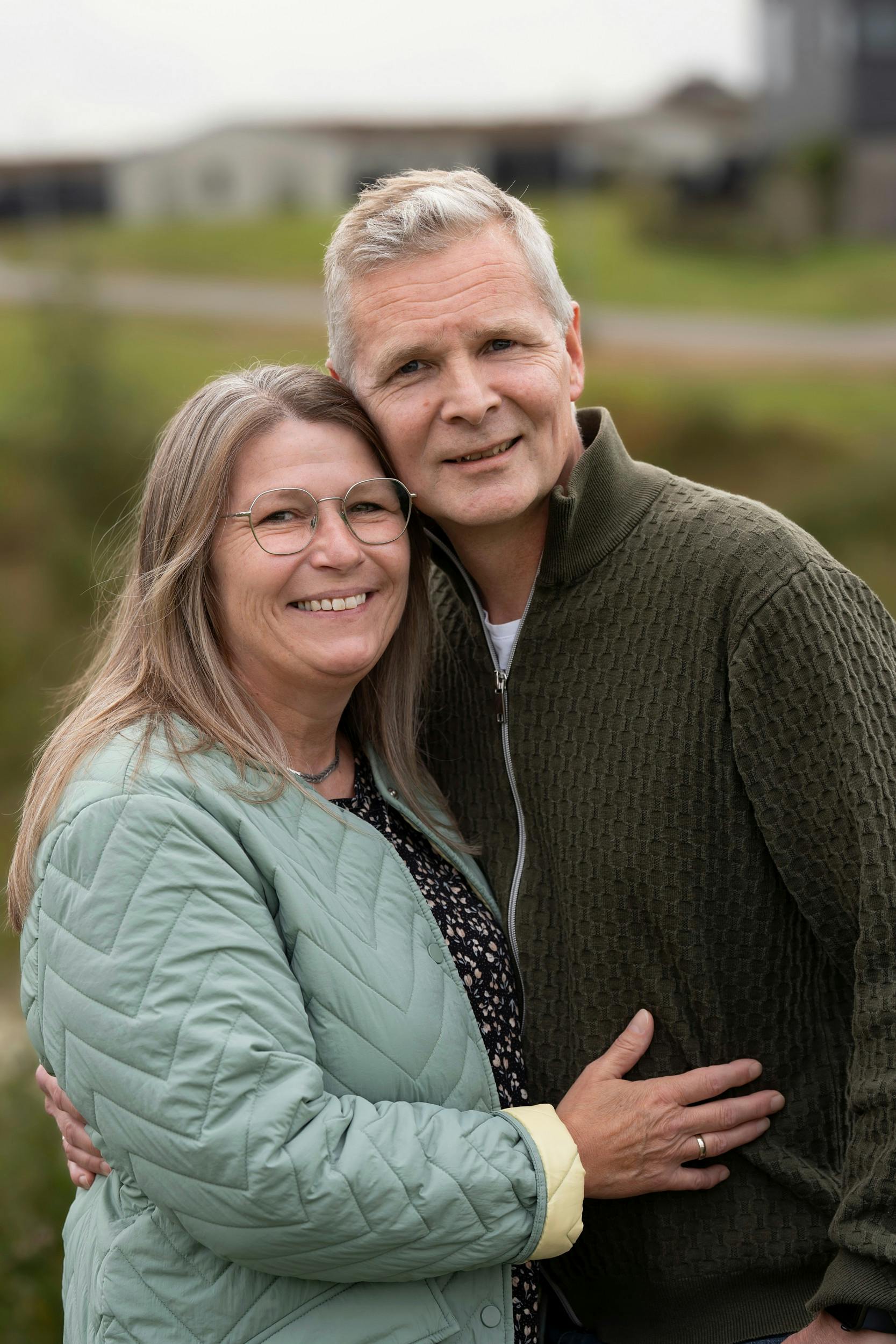 Lene arbejder i Aalborg som personlig hjælper, og Henrik har et fleksjob i Søværnskommandoen i Karup. Sammen nyder de fritiden i deres fælles hjem i Silkeborg.