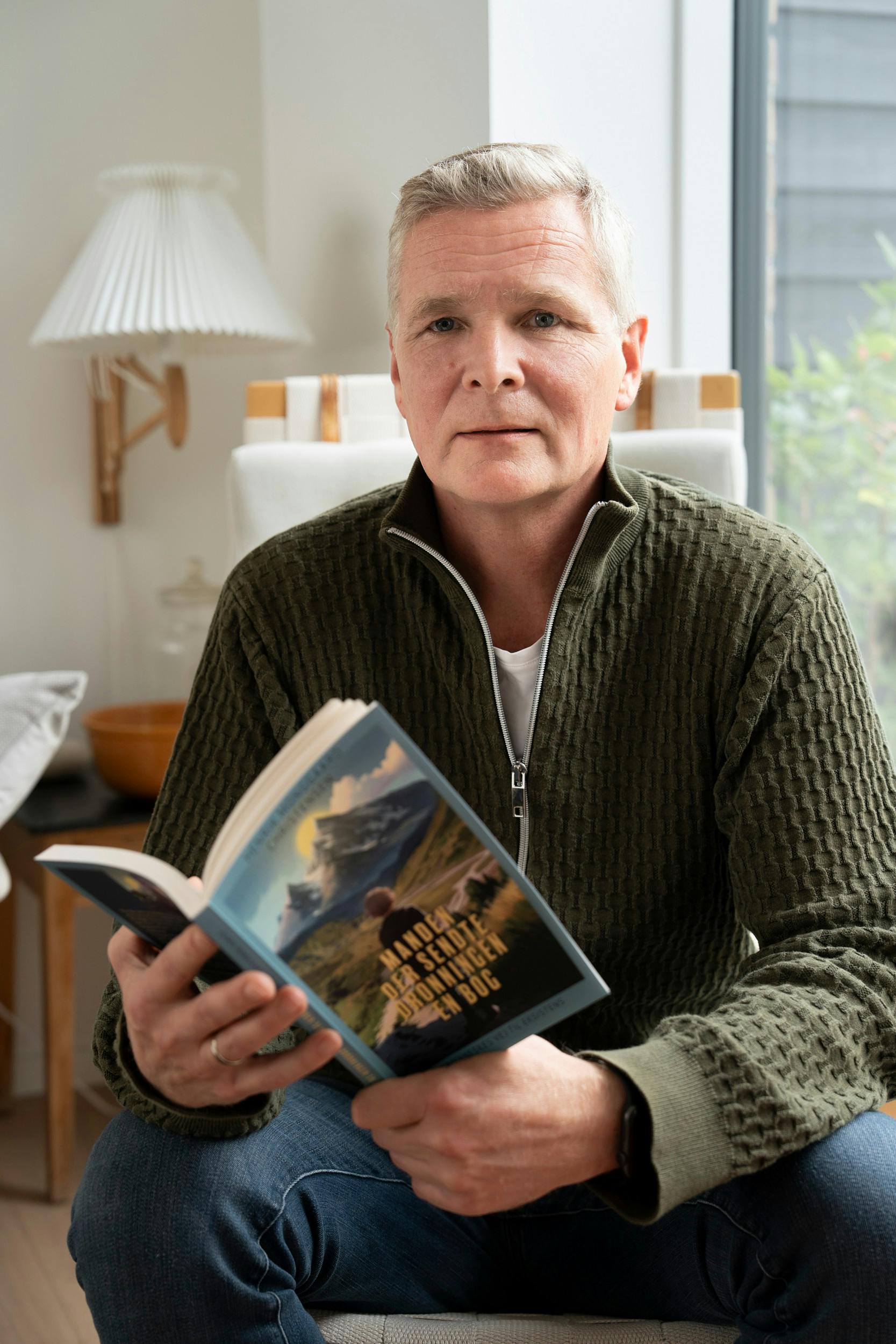 Henrik har netop udgivet bogen ”Manden der sendte Dronningen en bog”, der handler om hans vej tilbage til at eksistere. Bogens titel er inspireret af den hilsen, han fik fra Dronningen, da han sendte hende sin første bog ”Piratjæger’’ i 2017.