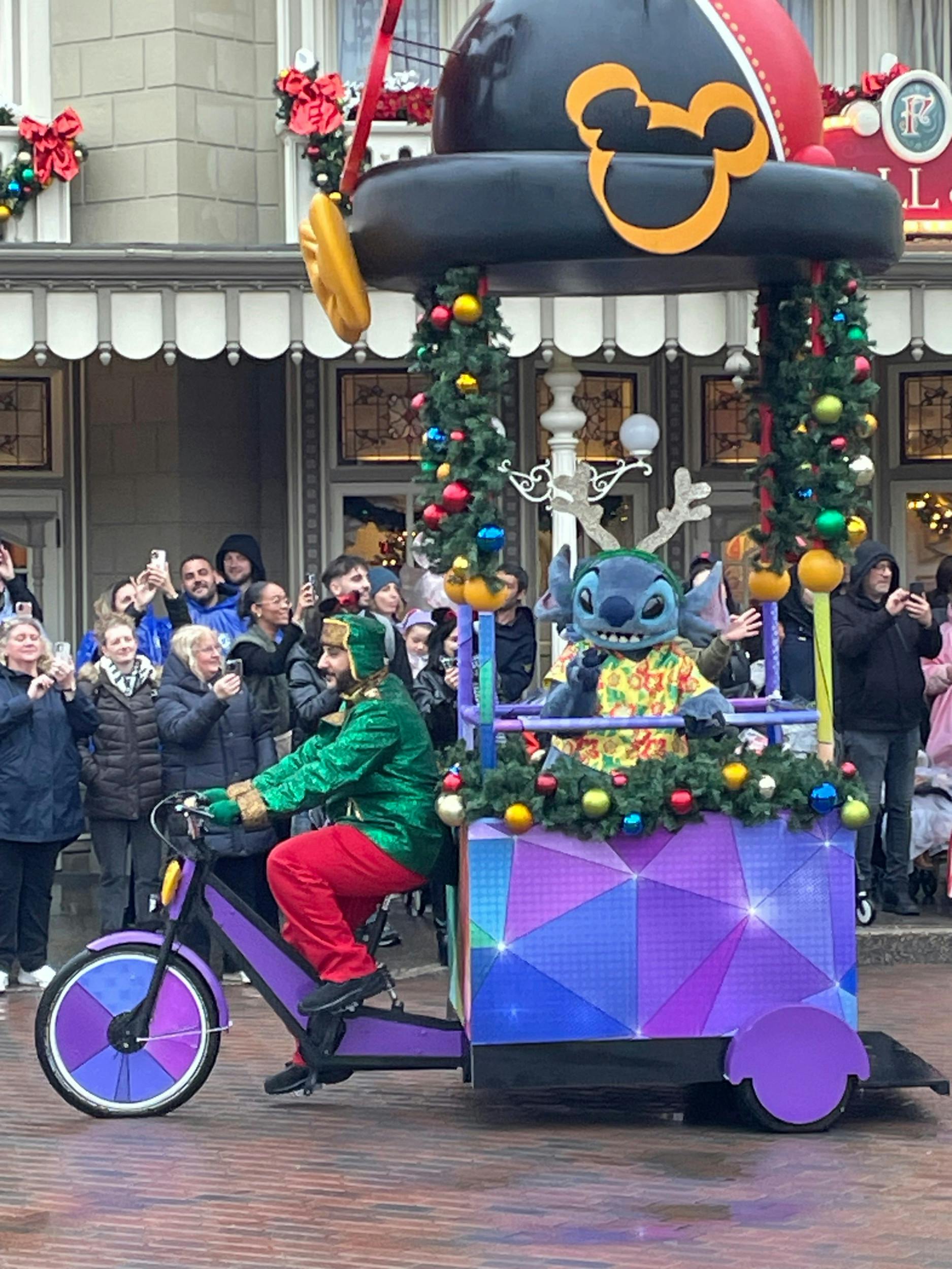Stitch i en parade i Disneyland Paris