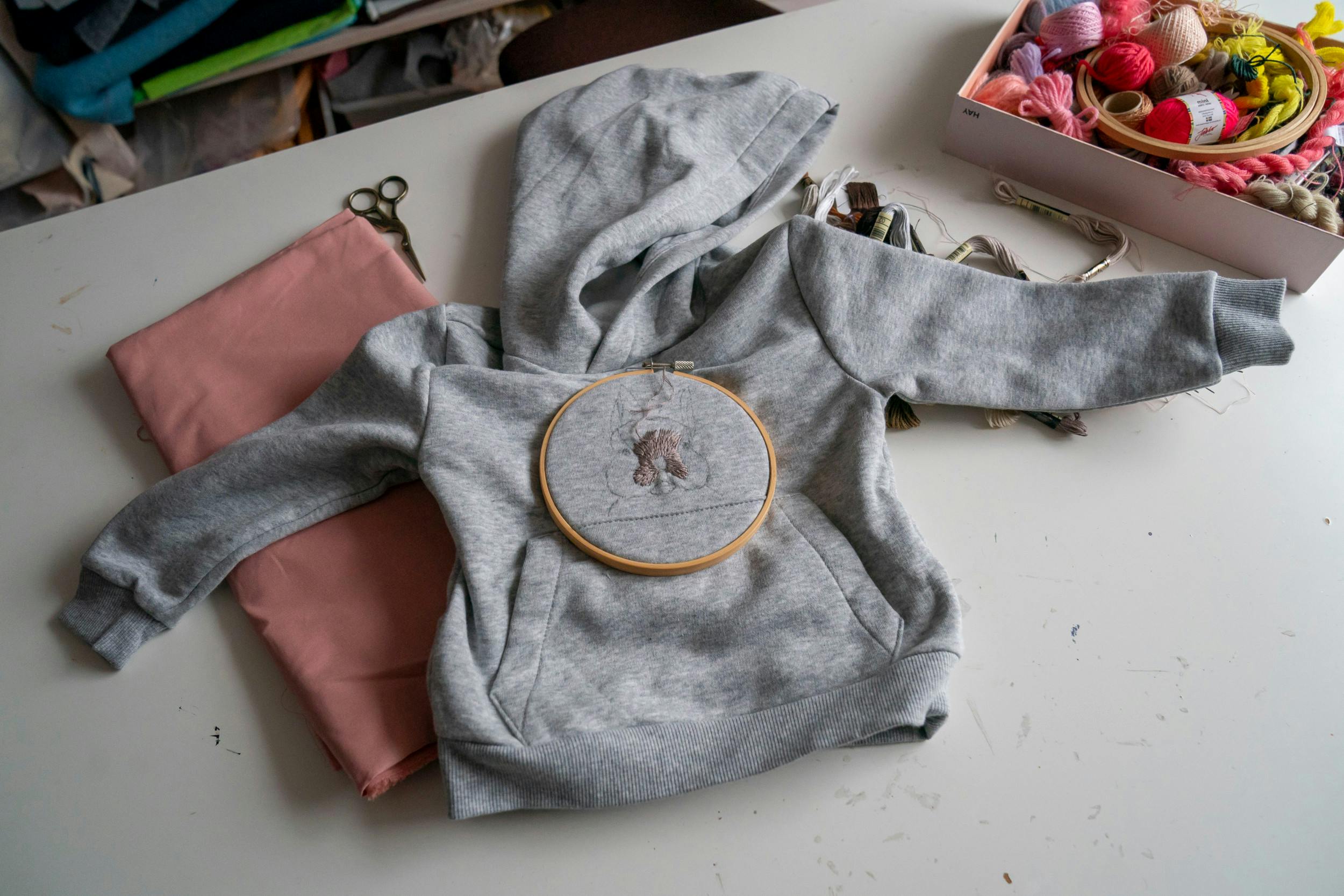 En ganske almindelig hoodie til Karen Maries barnebarn får et andet udtryk med en broderet kanin på maven. 