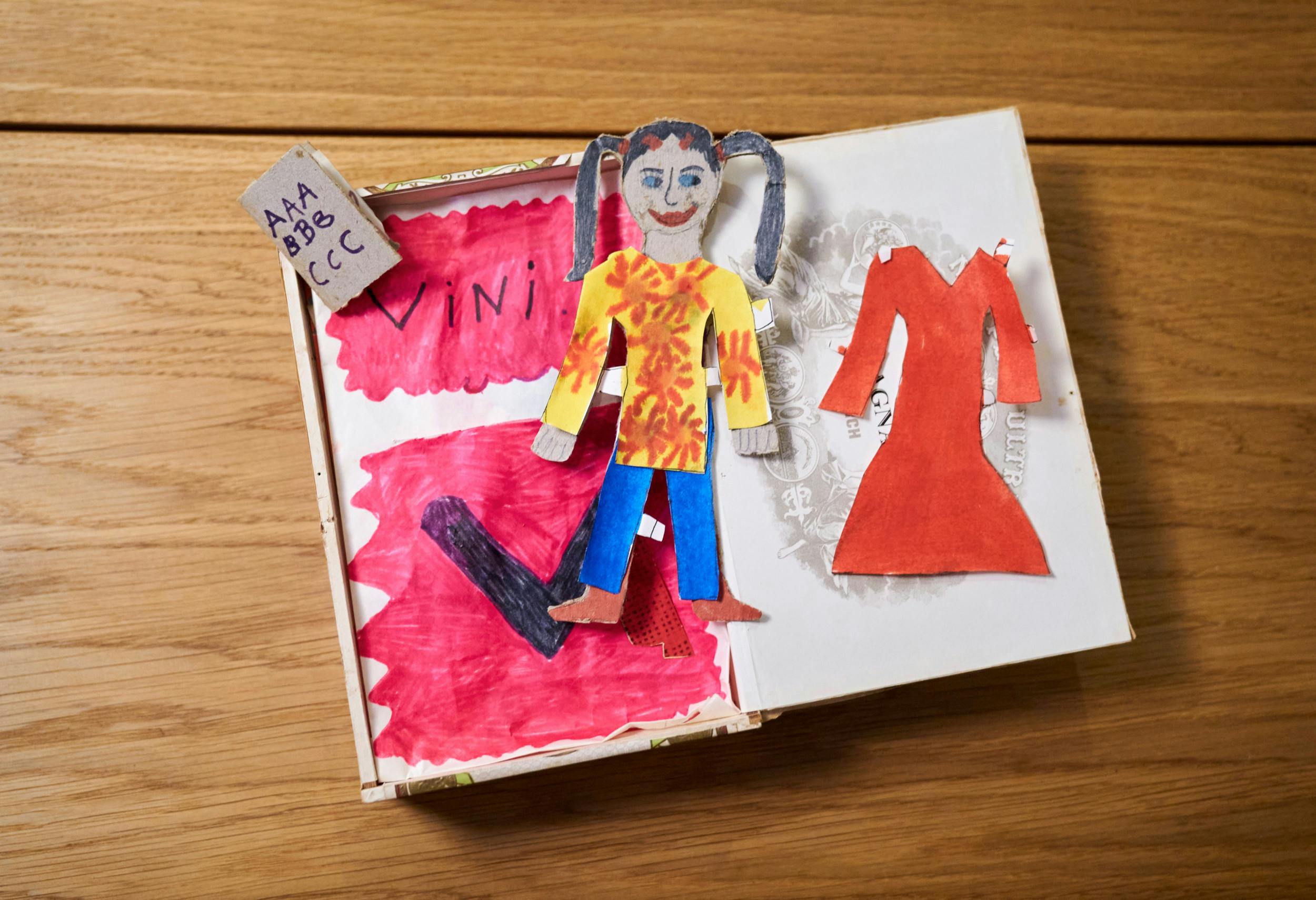 Påklædningsdukken Vini er en af Annes gamle påklædningsdukker, som hun designede tøj og senge til, da hun var otte år.